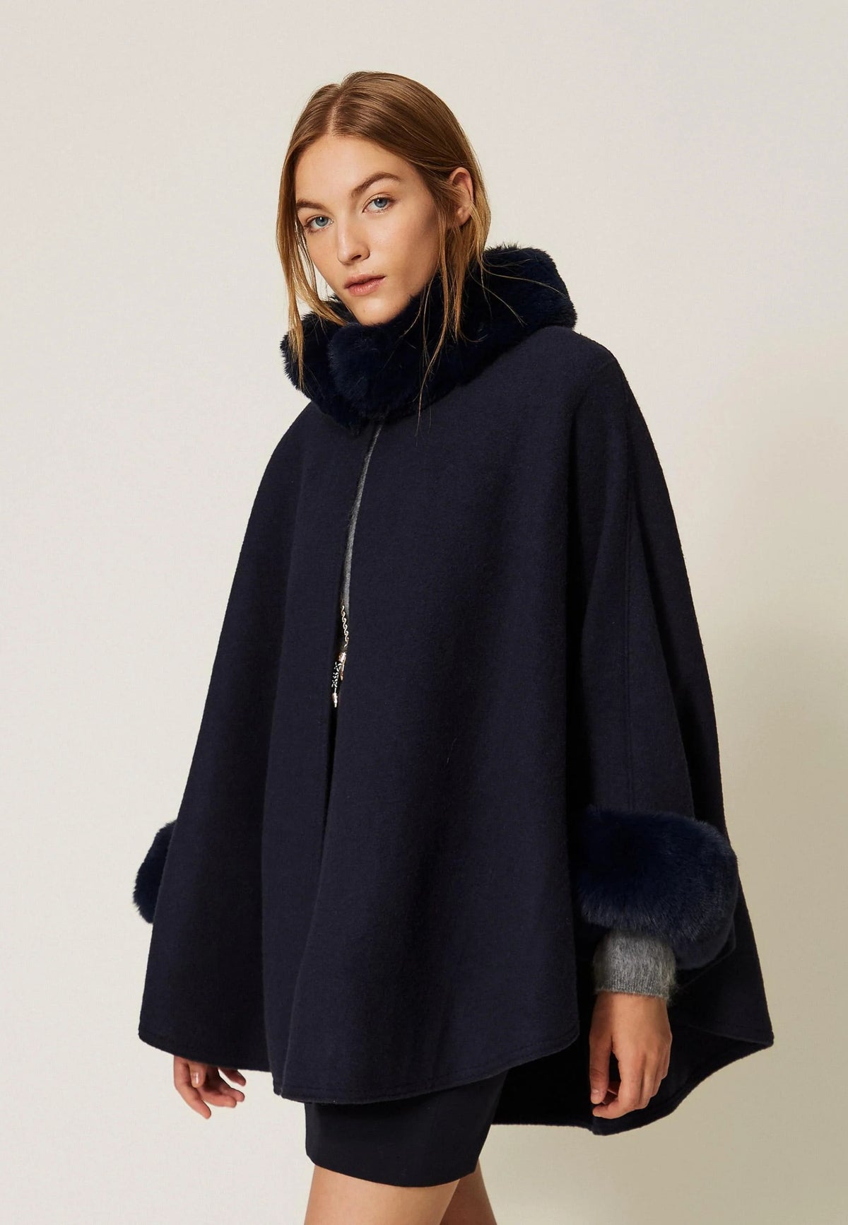 Twinset Poncho in Panno con Collo e Polsini in Faux Fur - Classic Blue 