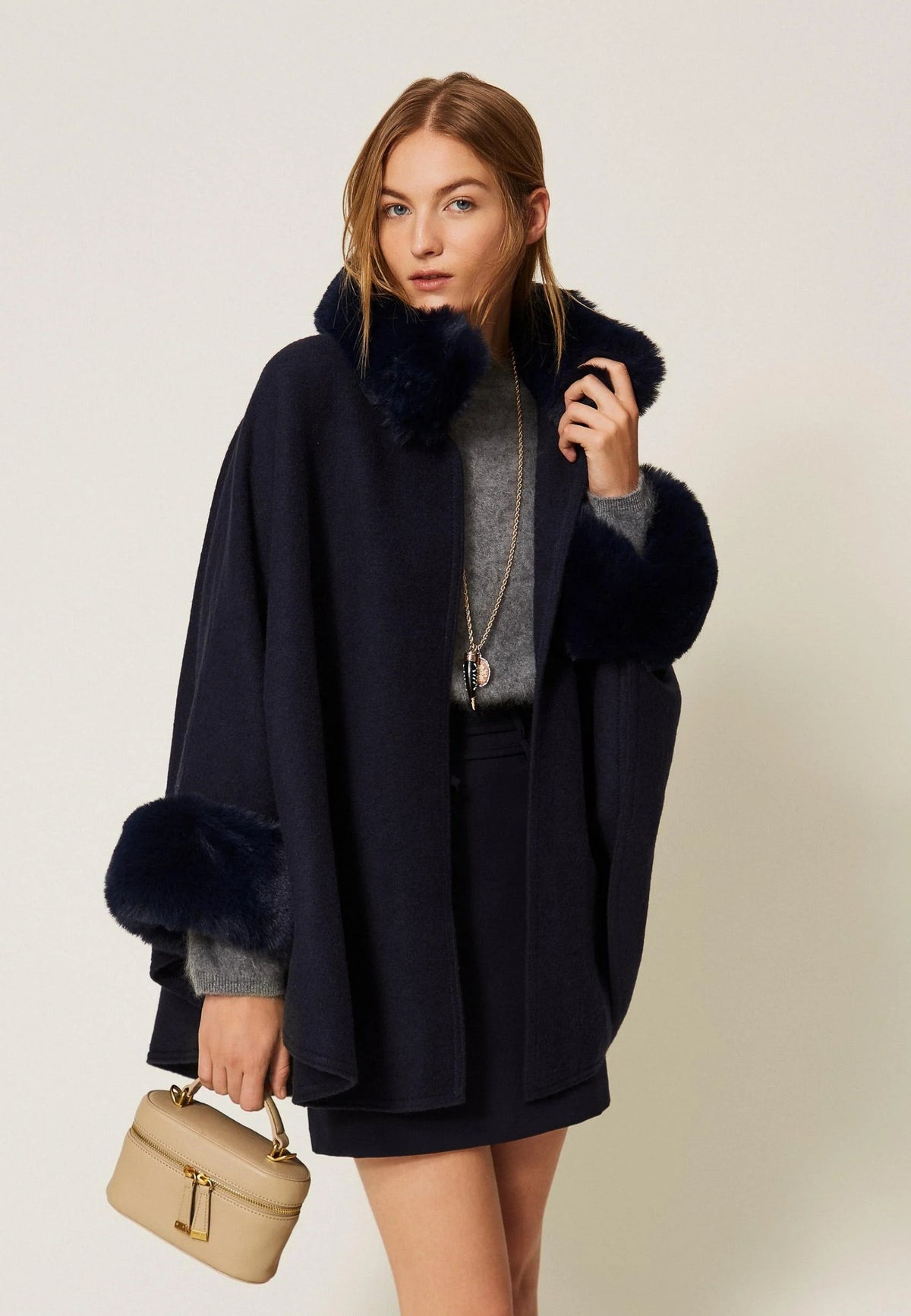 Twinset Poncho in Panno con Collo e Polsini in Faux Fur - Classic Blue 