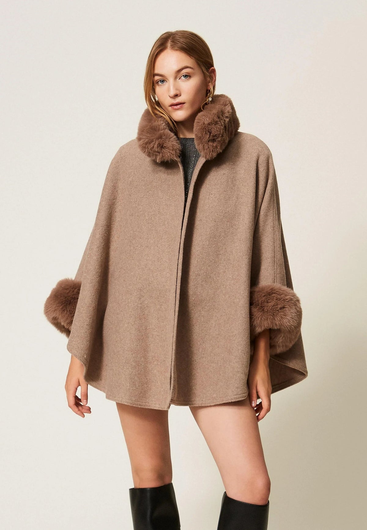 Twinset Poncho in Panno con Collo e Polsini in Faux Fur - Mastice Melange 