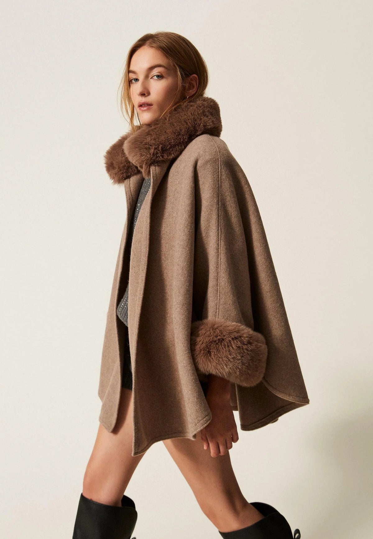 Twinset Poncho in Panno con Collo e Polsini in Faux Fur - Mastice Melange 