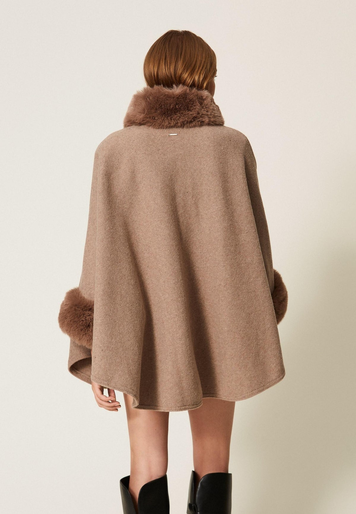 Twinset Poncho in Panno con Collo e Polsini in Faux Fur - Mastice Melange 