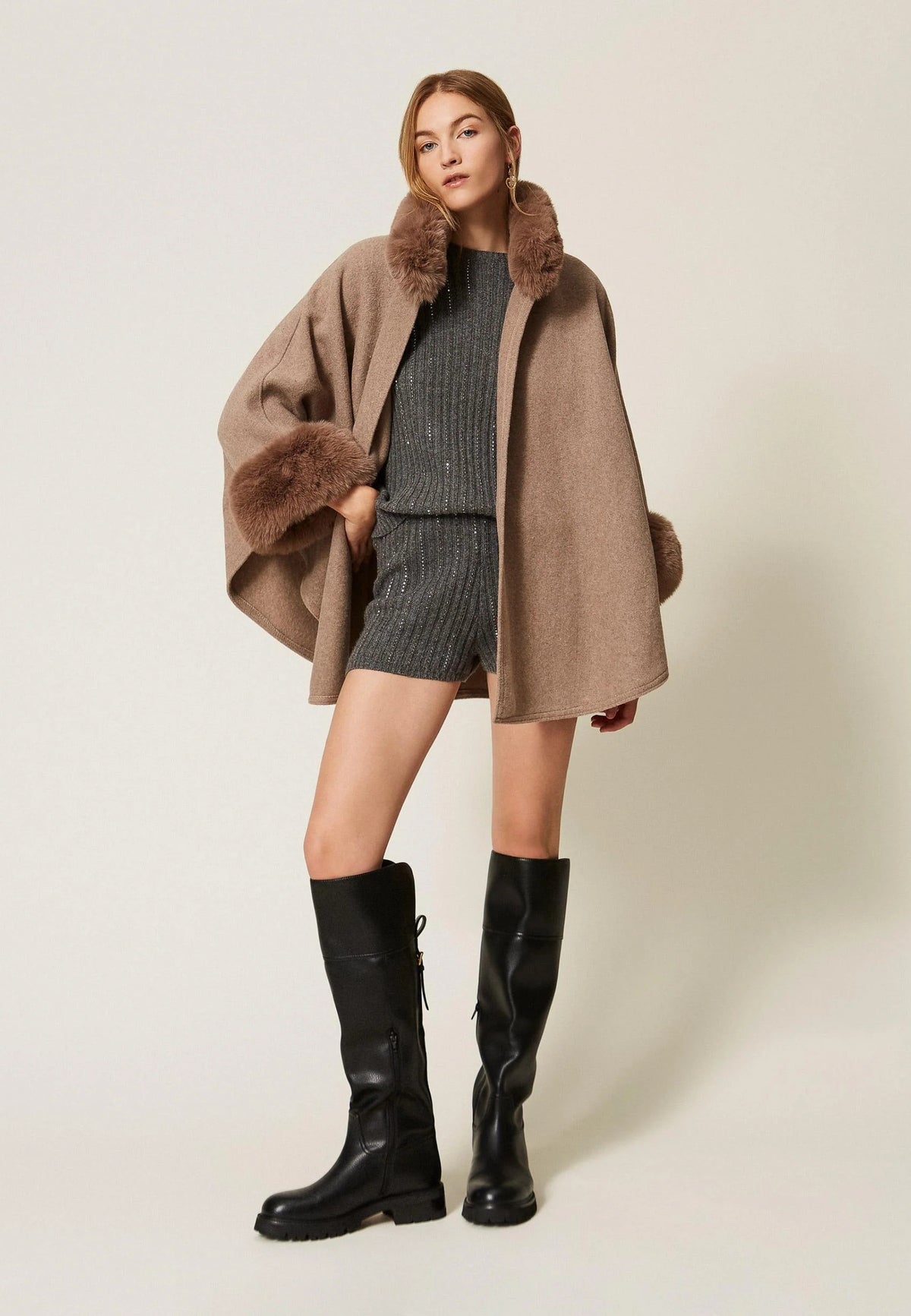 Twinset Poncho in Panno con Collo e Polsini in Faux Fur - Mastice Melange 