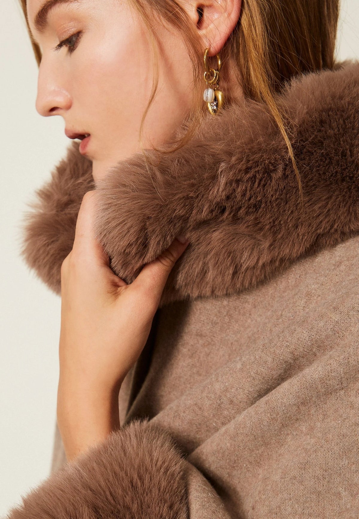 Twinset Poncho in Panno con Collo e Polsini in Faux Fur - Mastice Melange 