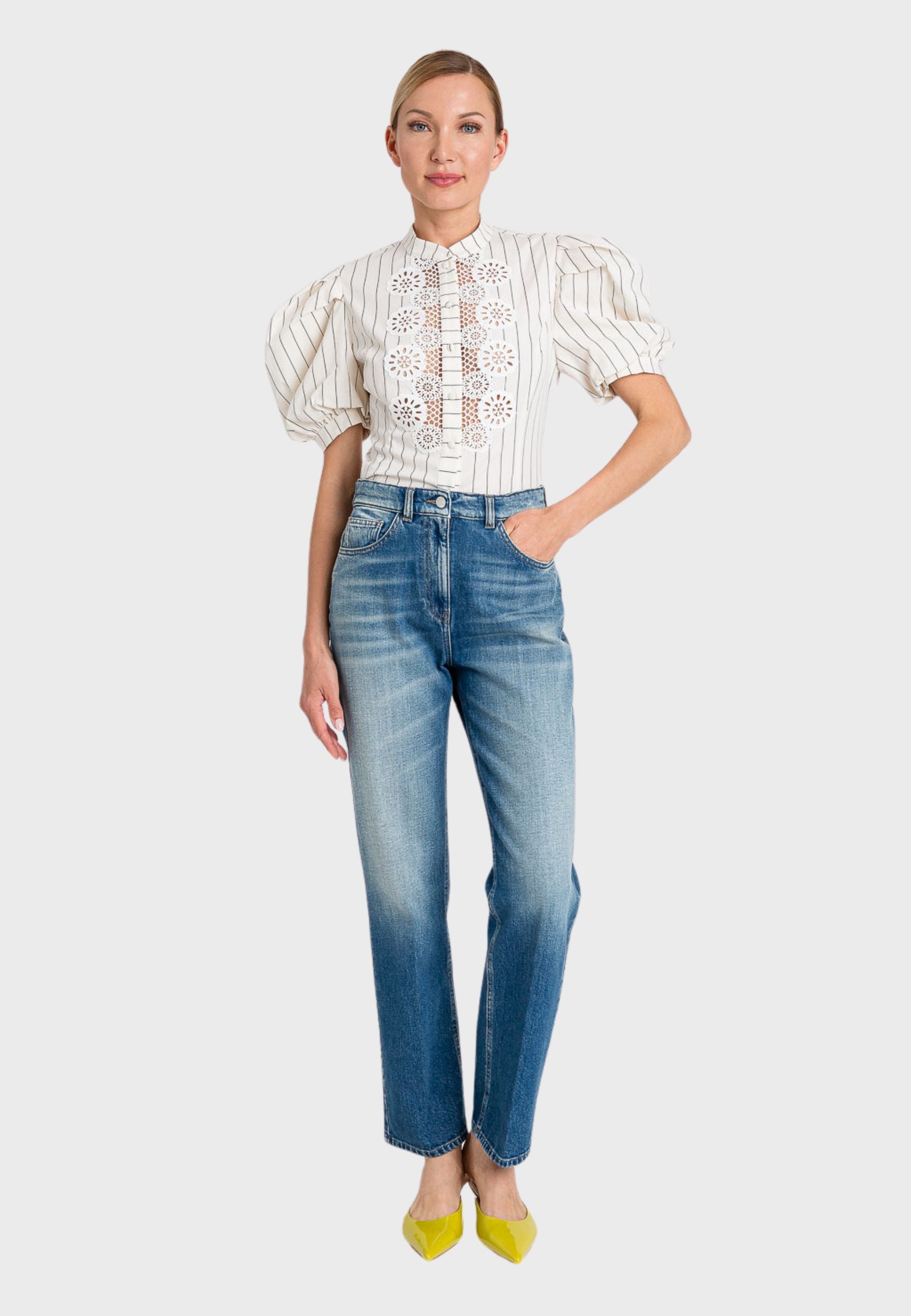 Jeans blu con ricamo del logo 