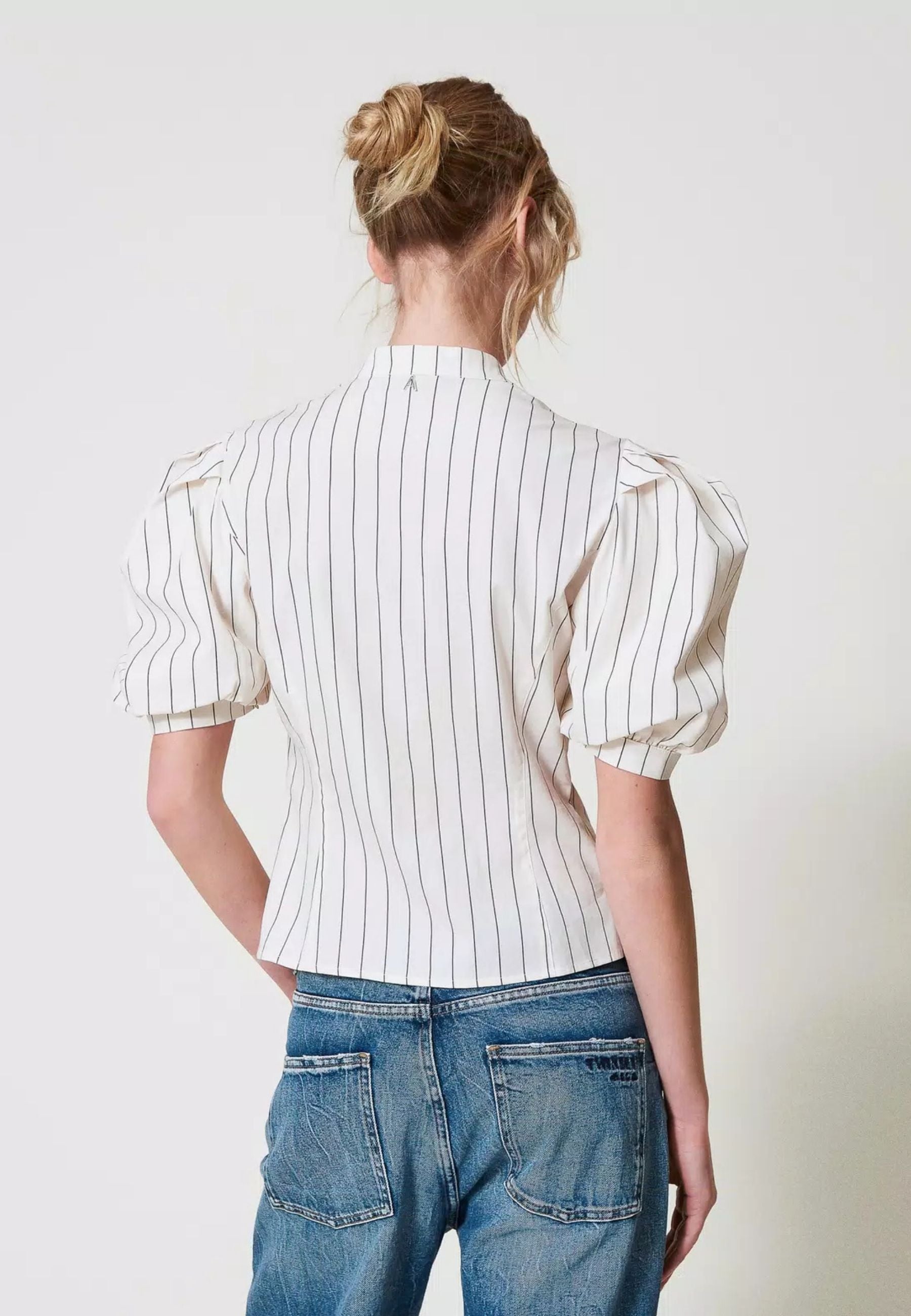 Camicia in popeline a righe con macramè 
