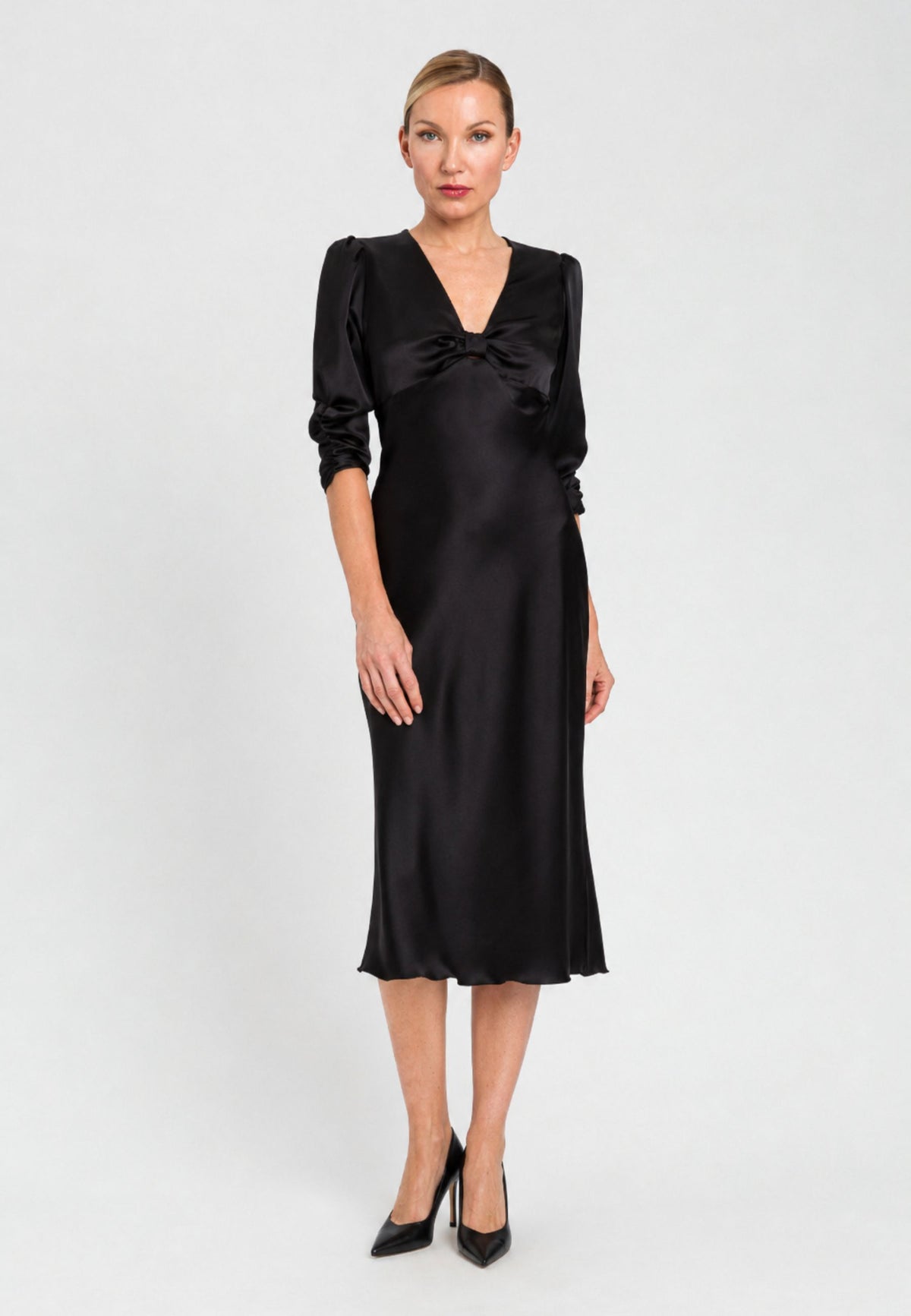 Abito midi nero effetto satinato - eleganza essenziale e femminilità contemporanea 