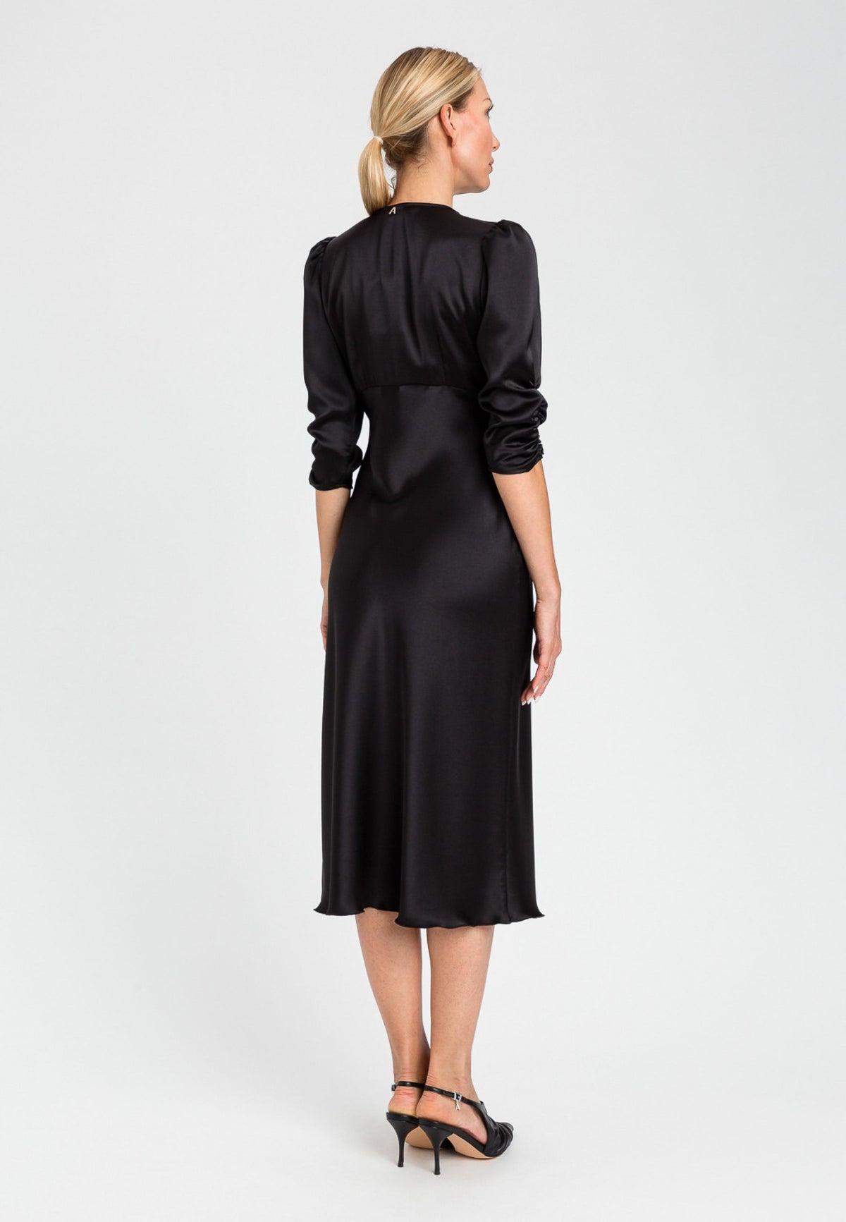 Abito midi nero effetto satinato - eleganza essenziale e femminilità contemporanea 