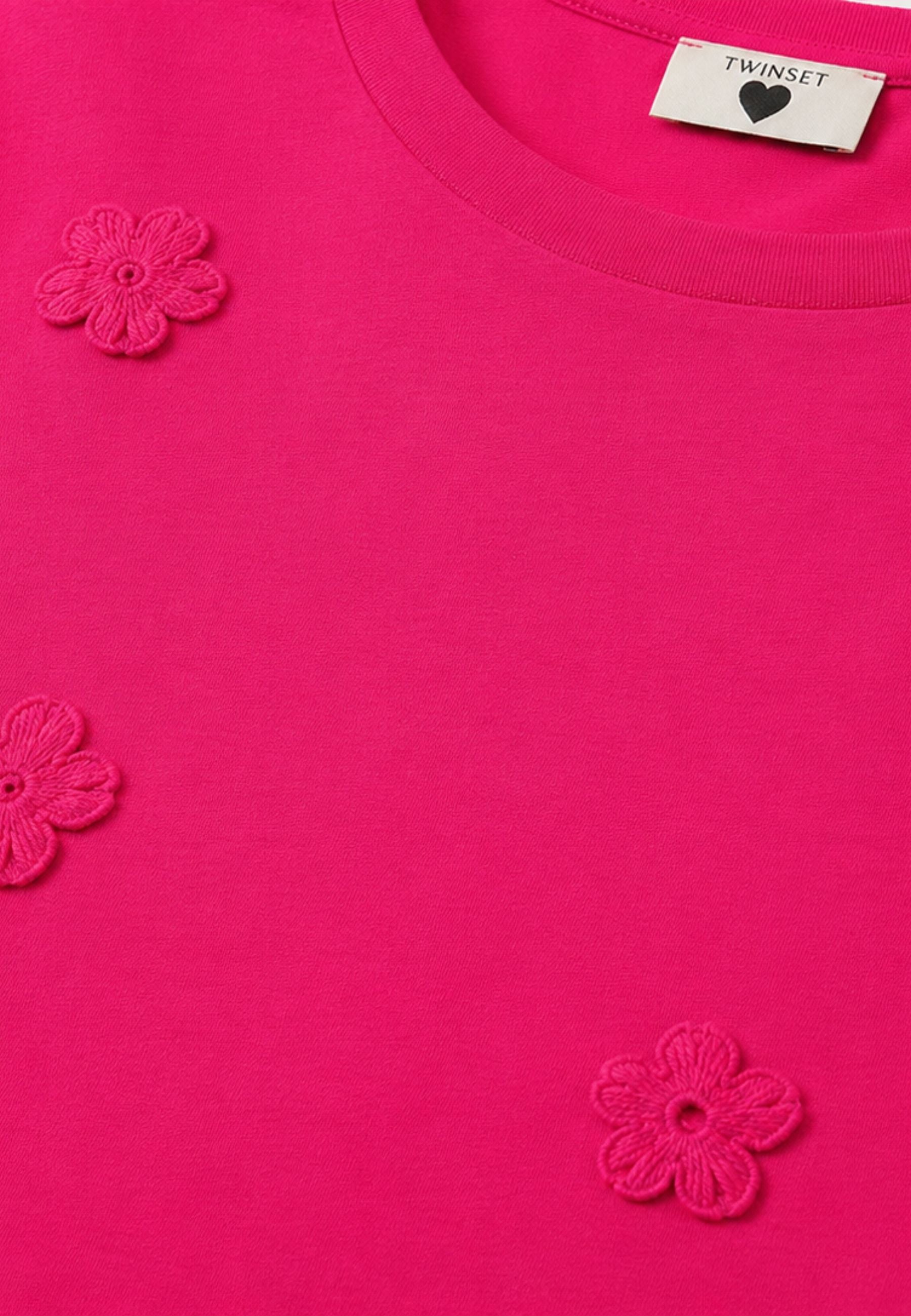 T-shirt fitted con fiori crochet 