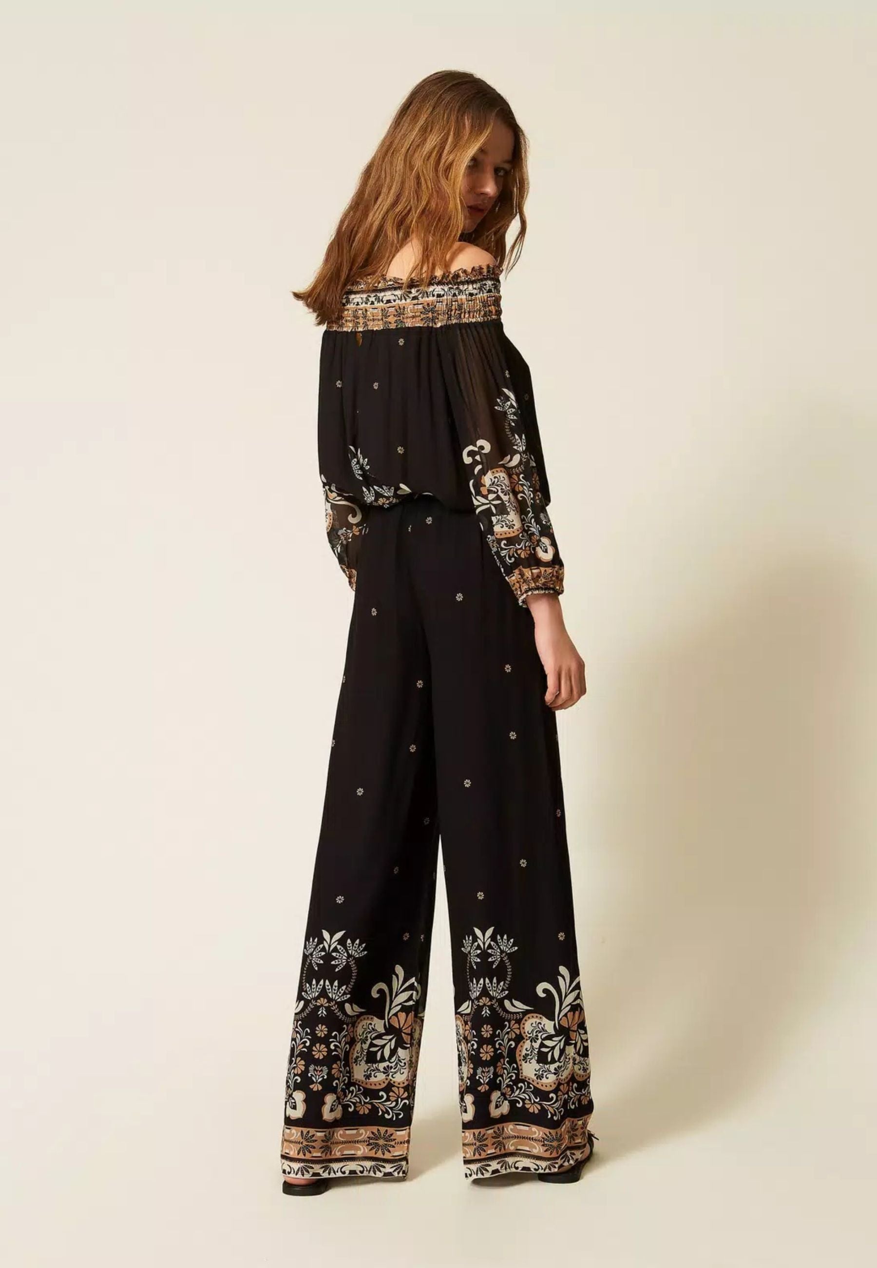 Pantaloni ampi in georgette stampata effetto foulard 