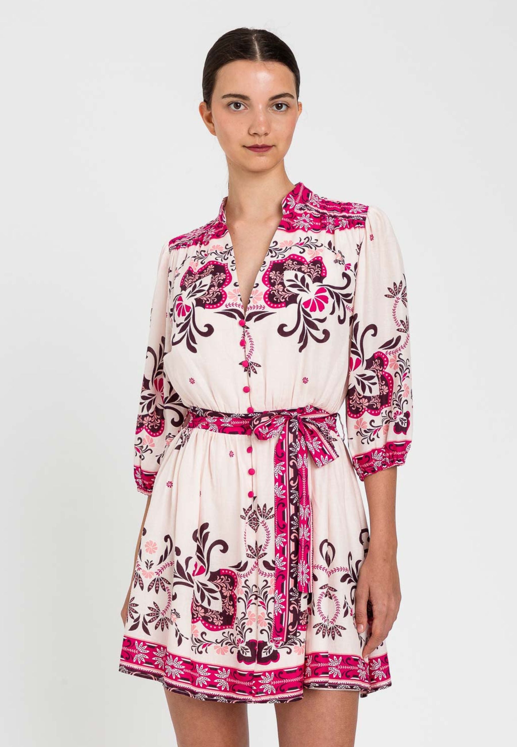 Abito corto fantasia con cintura - Stile boho chic e femminile 