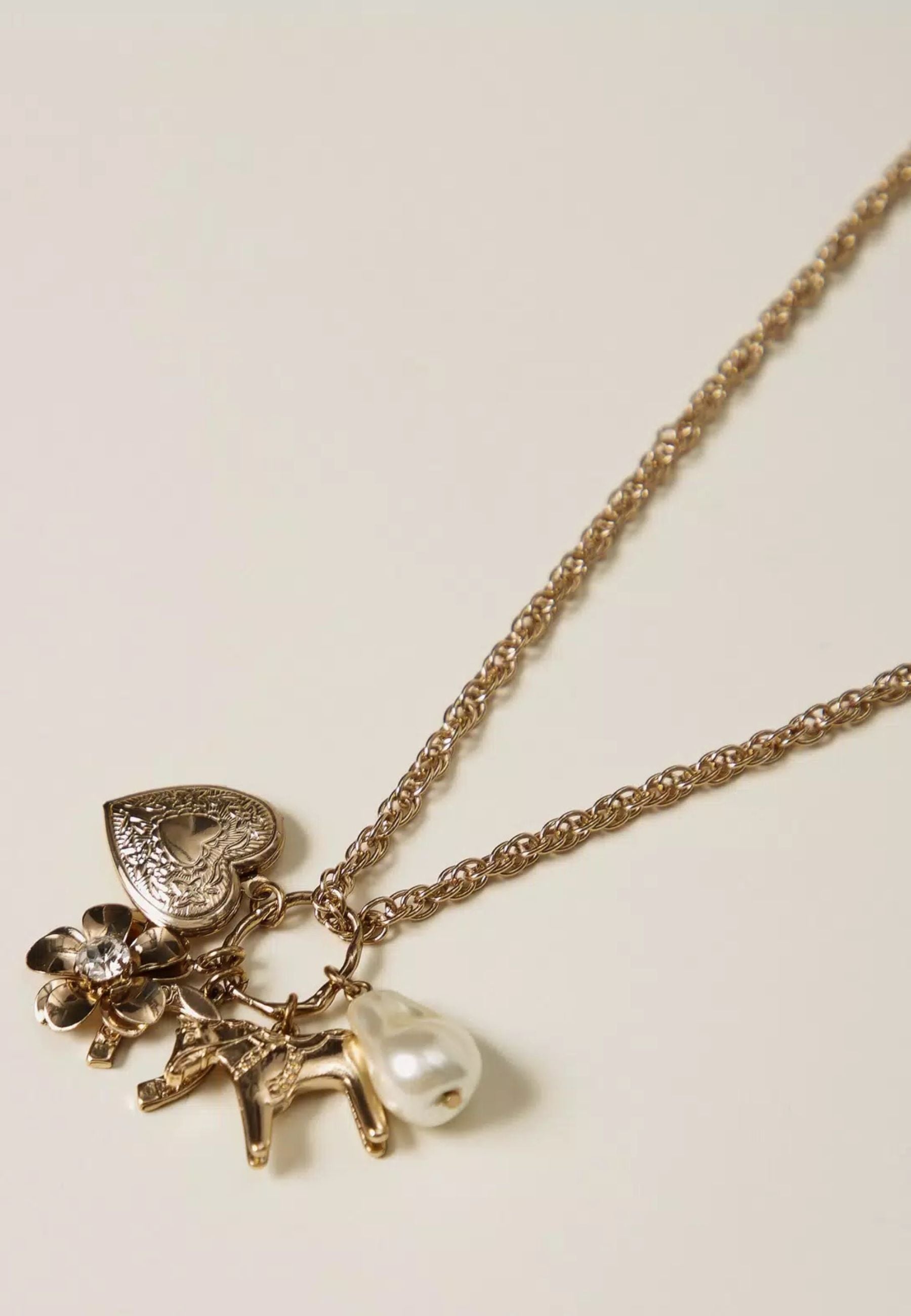 Collana con ciondoli e perla 