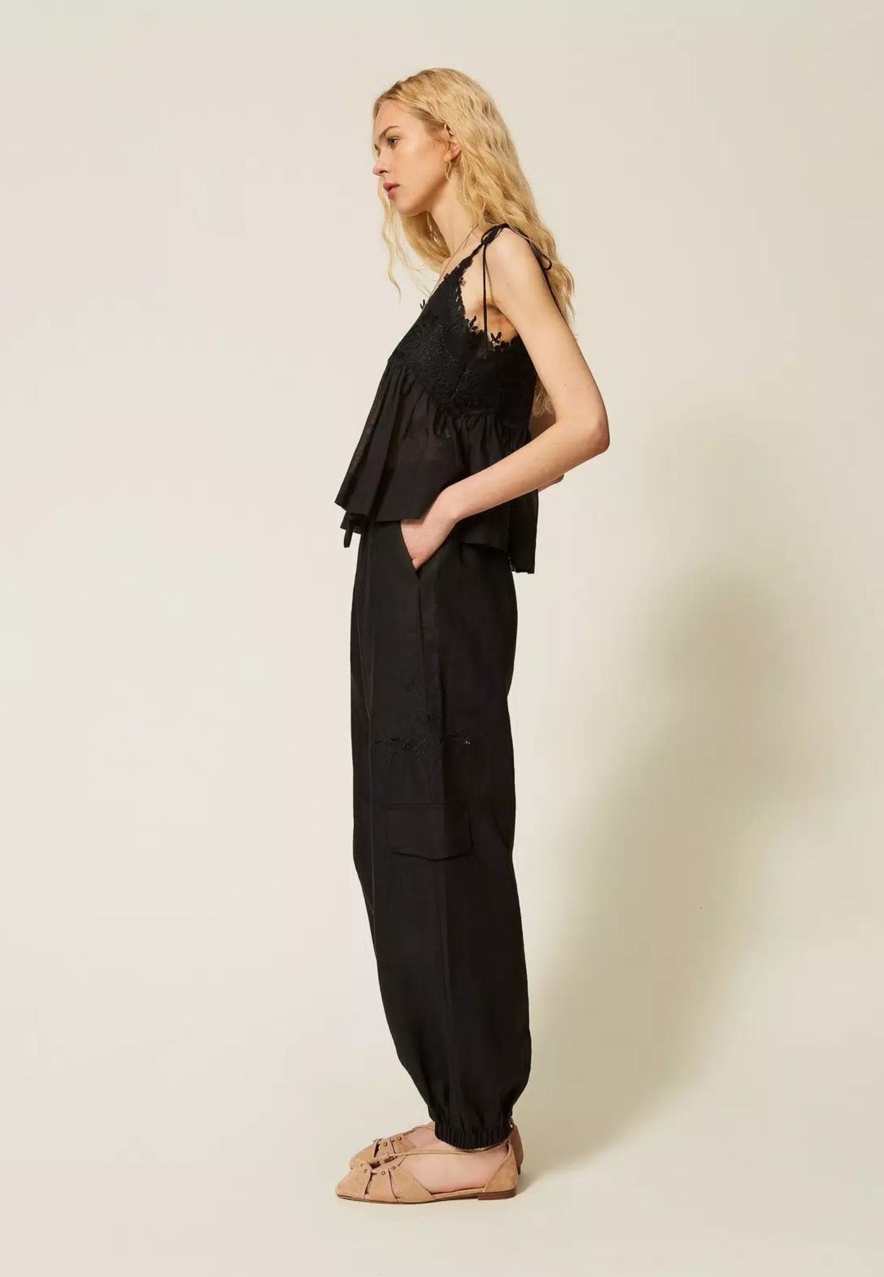 Pantaloni joggers in lino e sangallo 