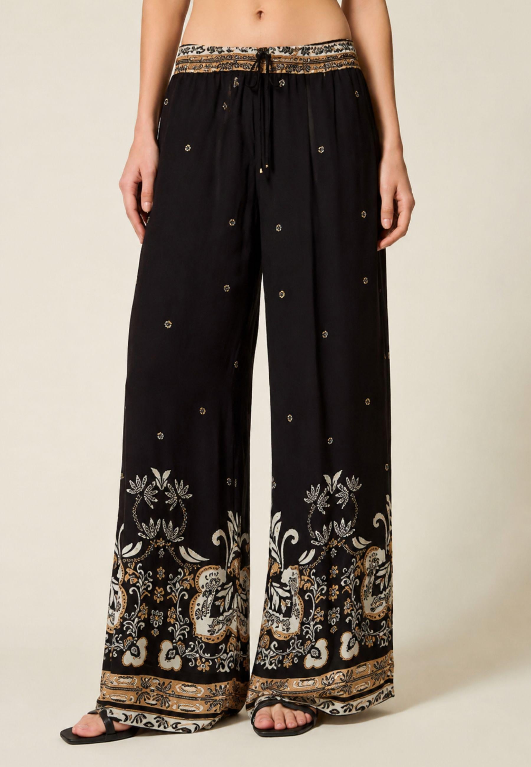 Pantaloni ampi in georgette stampata effetto foulard 
