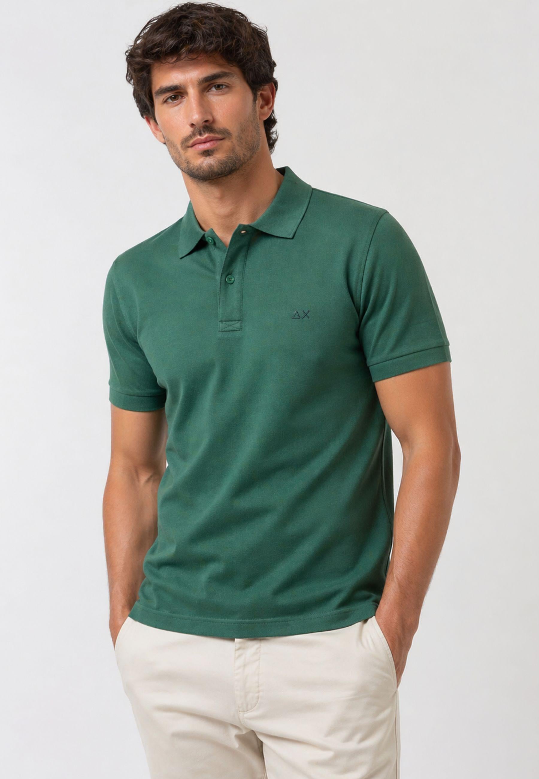 Polo in cotone verde muschio con dettagli a contrasto 