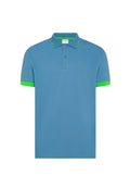 Luftblaues Baumwoll-Poloshirt mit kontrastierenden Neonsäumen