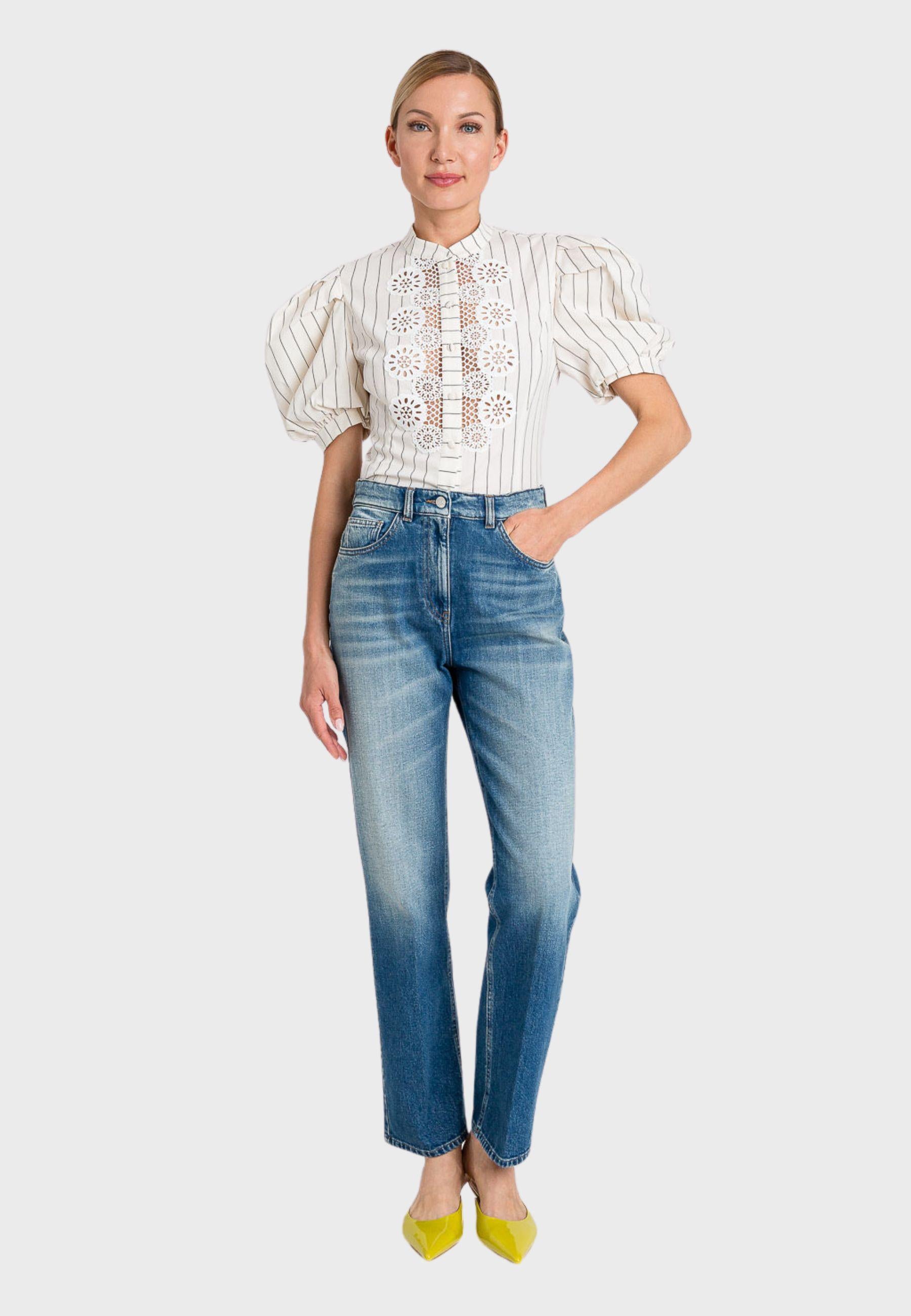 Jeans blu con ricamo del logo 