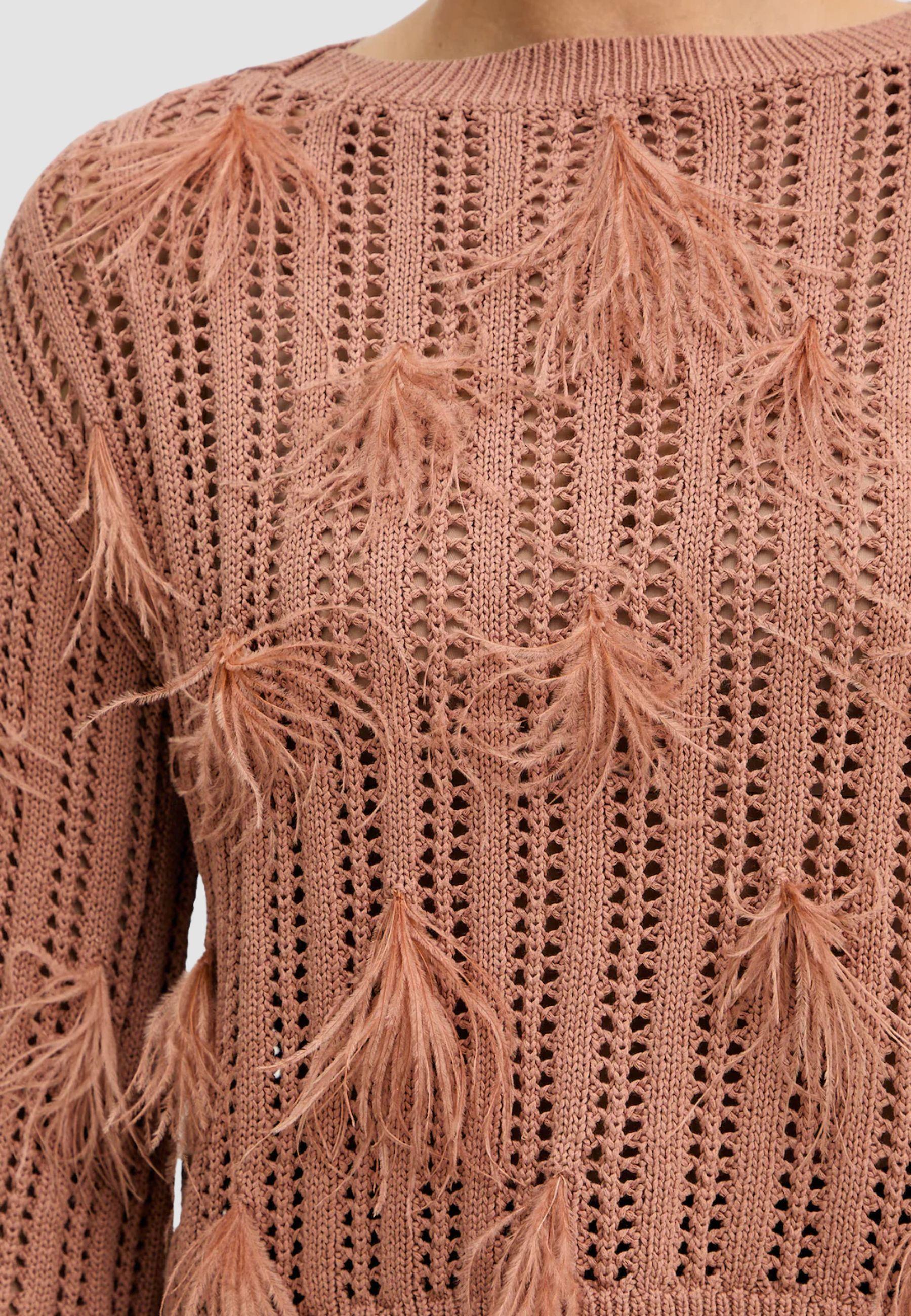 Maglione in maglia fine con piume di struzzo 