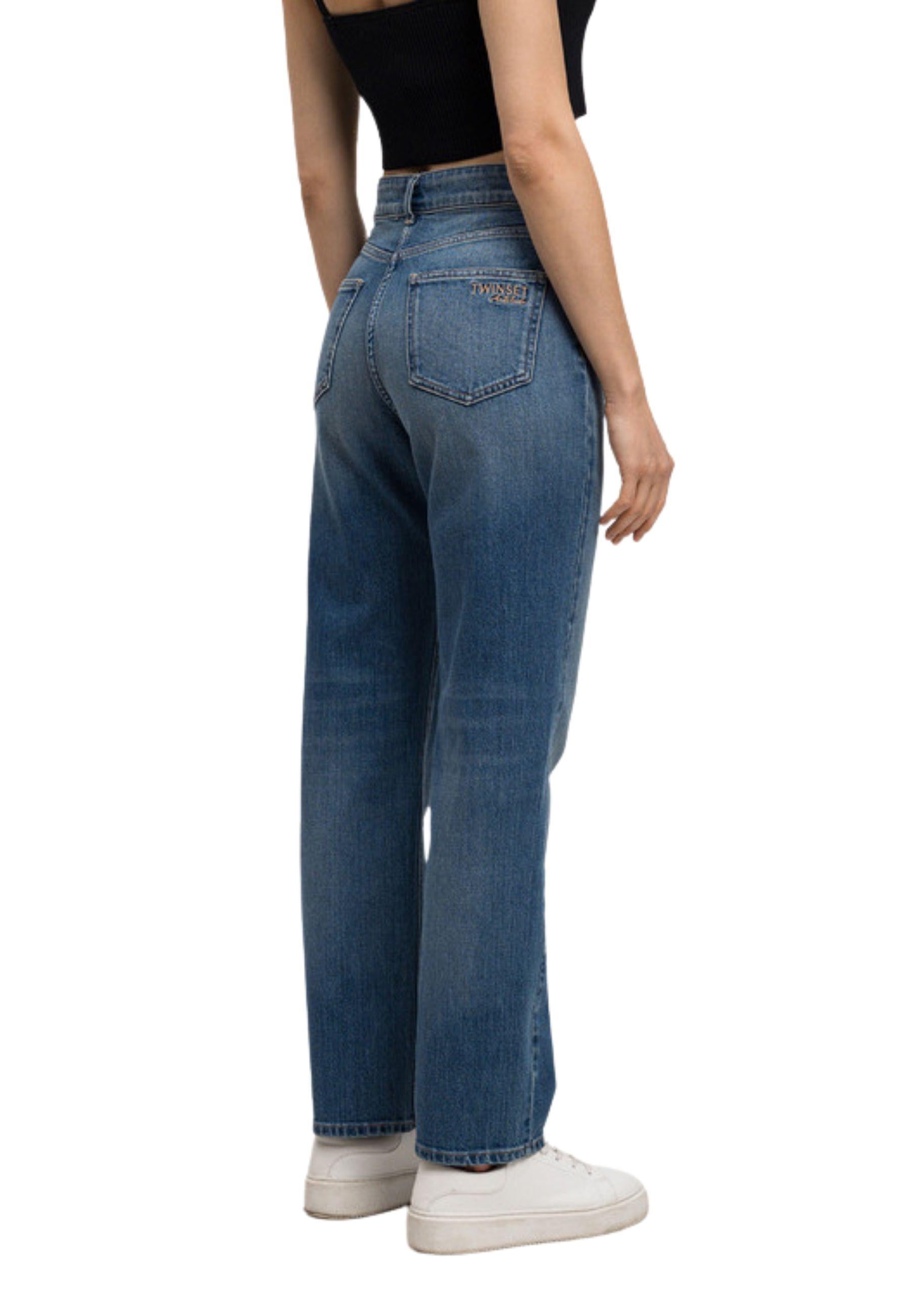 Jeans blu con ricamo del logo 