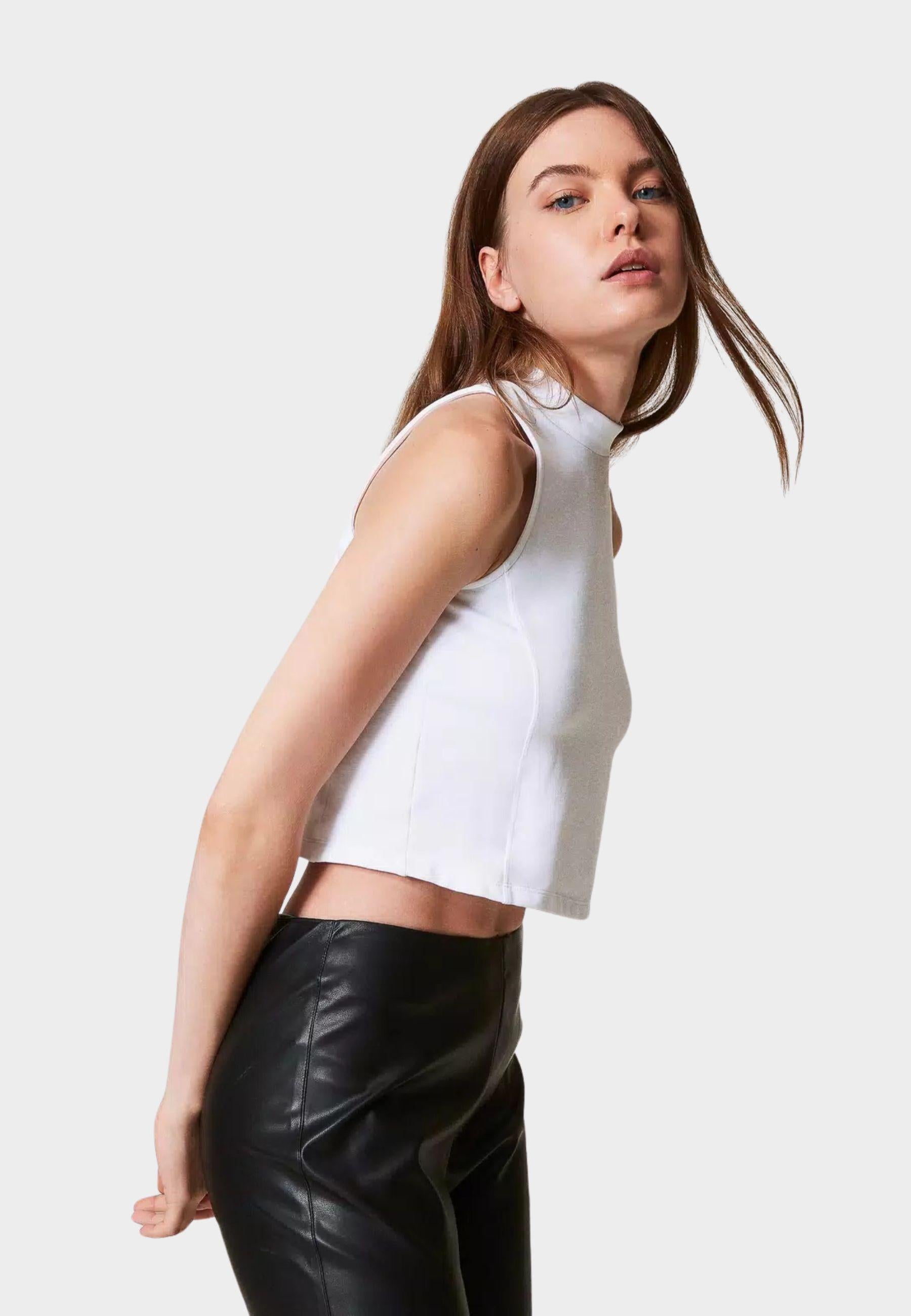 Top smanicato con collo alto in cotone interlock 