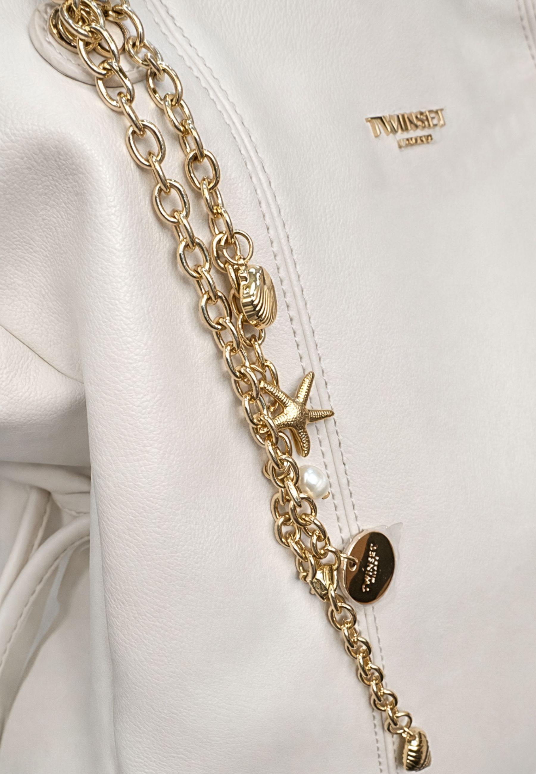 Borsa a spalla con catena e charm 