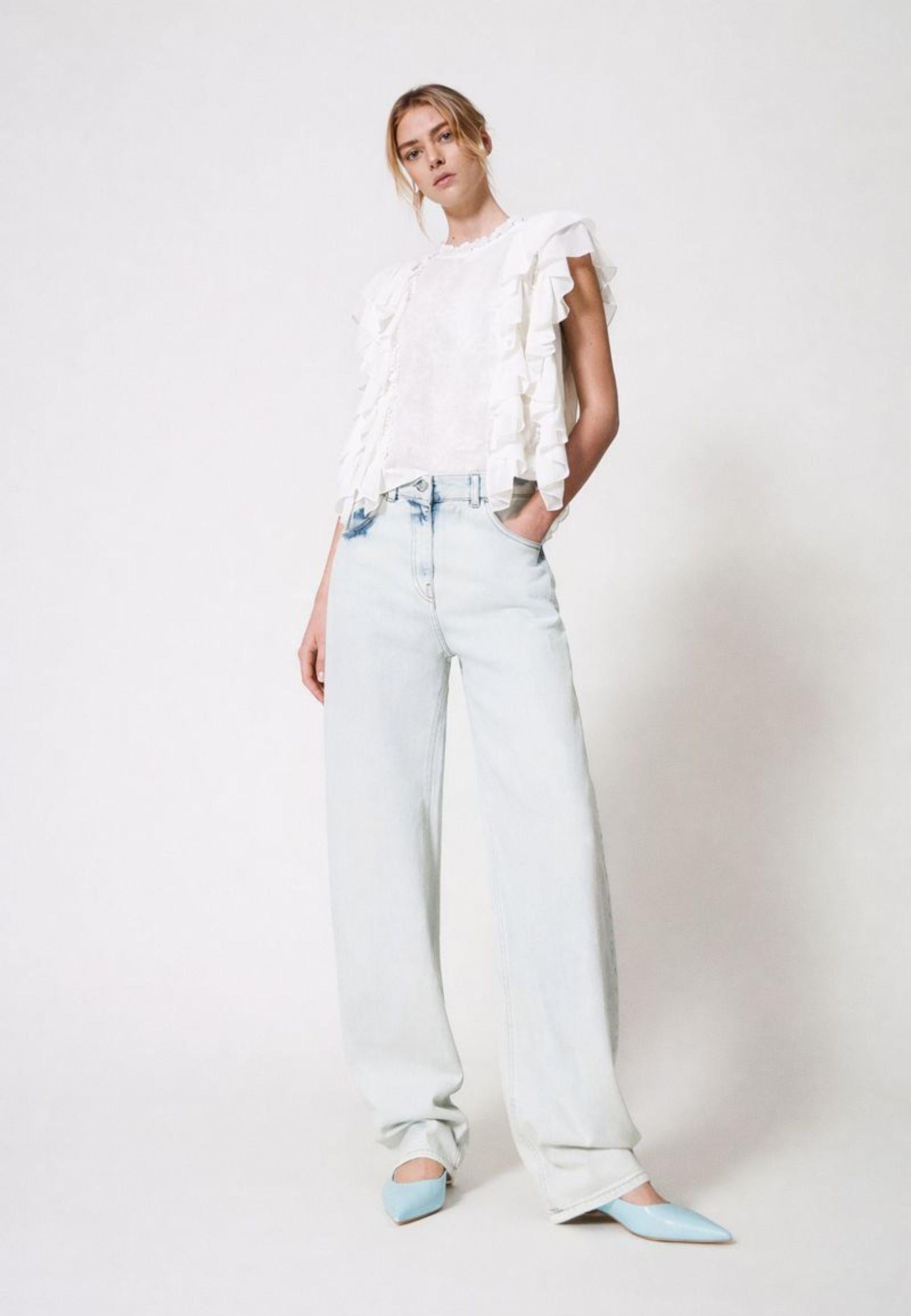 Blusa in mussola con volant e ricamo - Actitude 