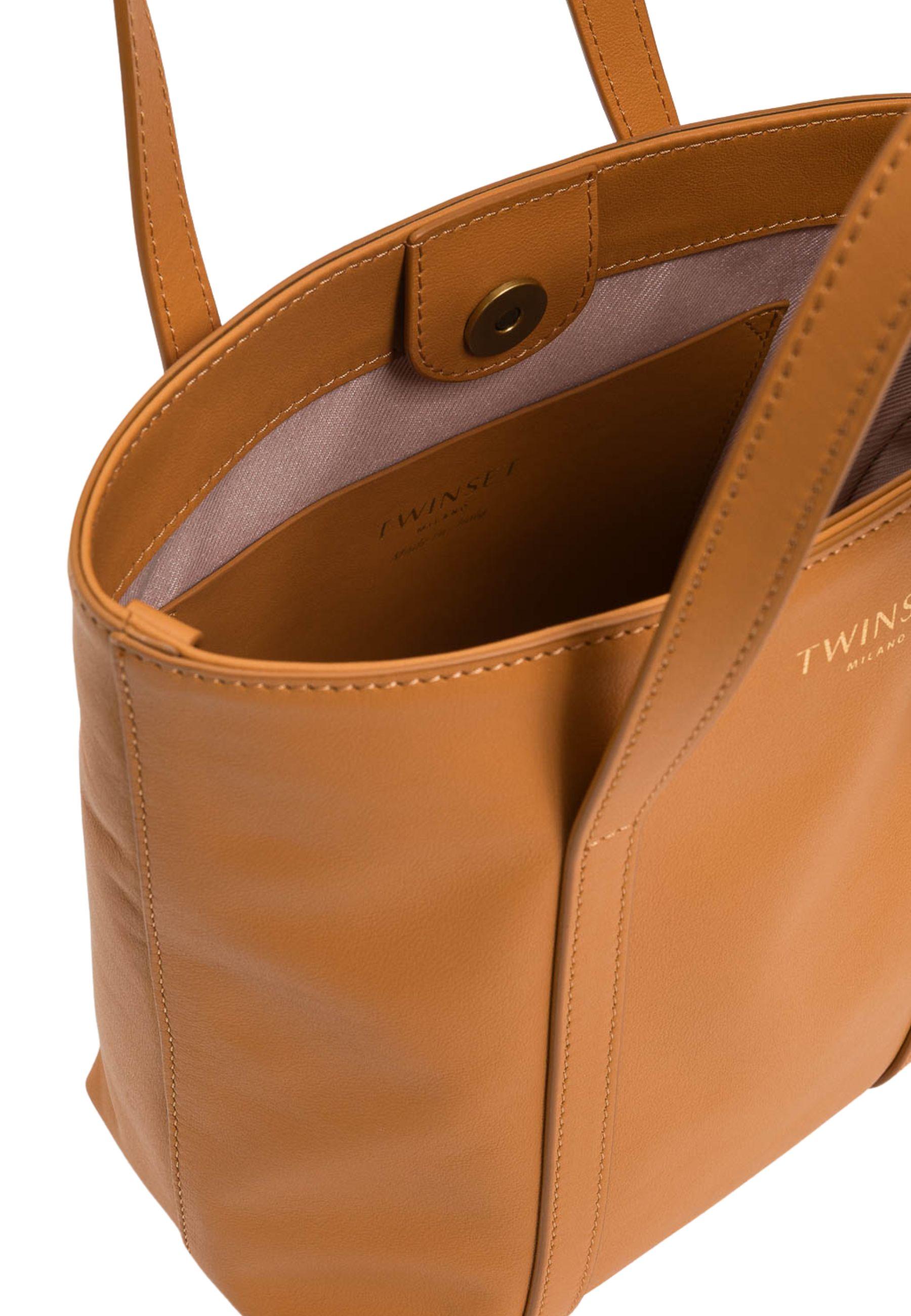 Borsa shopper in pelle con charm 