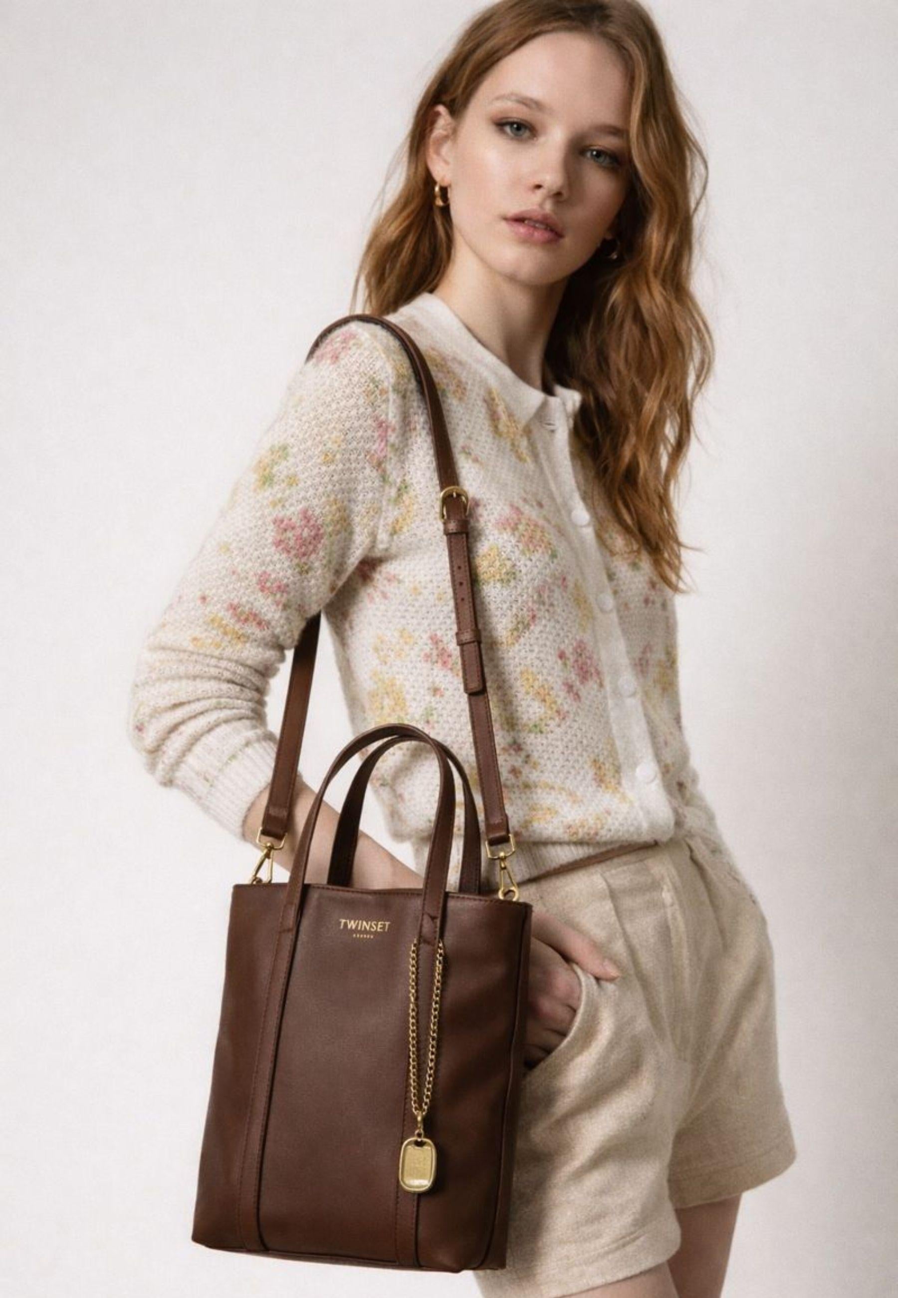 Borsa shopper in pelle con charm 