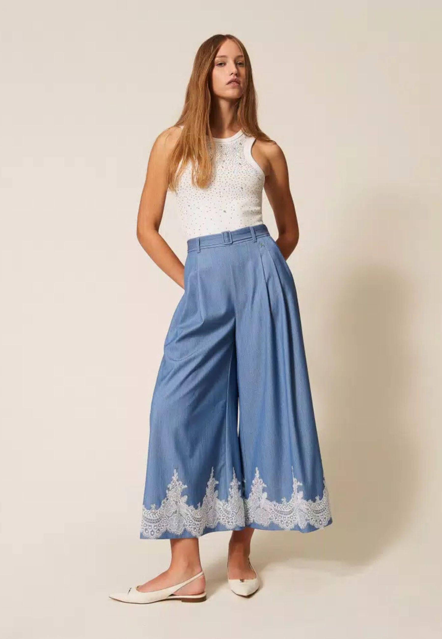 Top a costine con ricamo Actitude 
