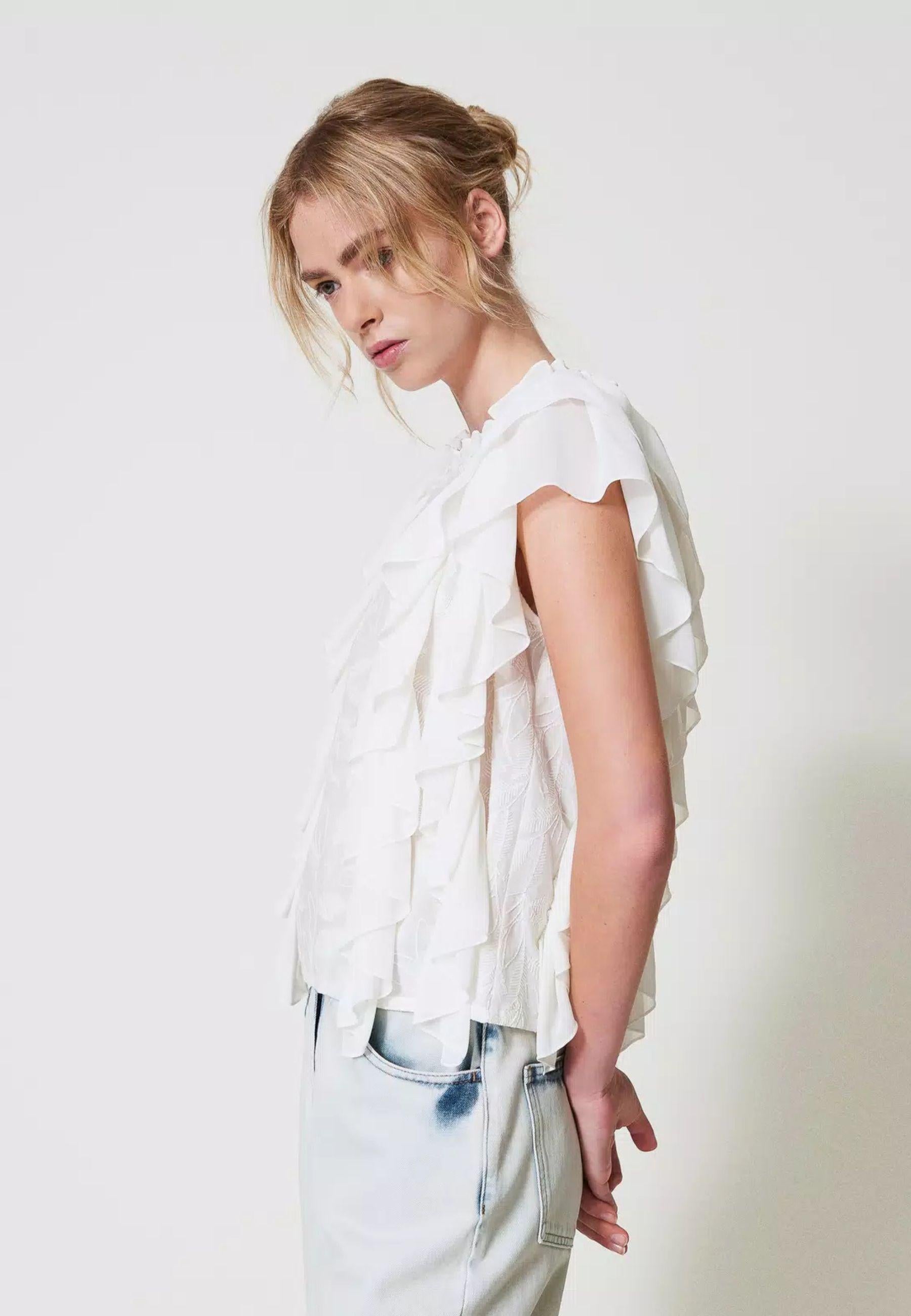 Blusa in mussola con volant e ricamo - Actitude 