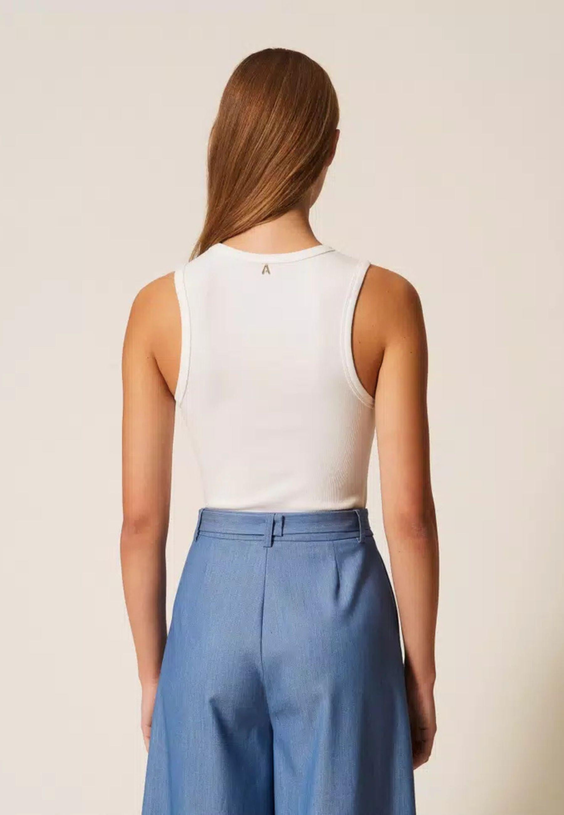 Top a costine con ricamo Actitude 
