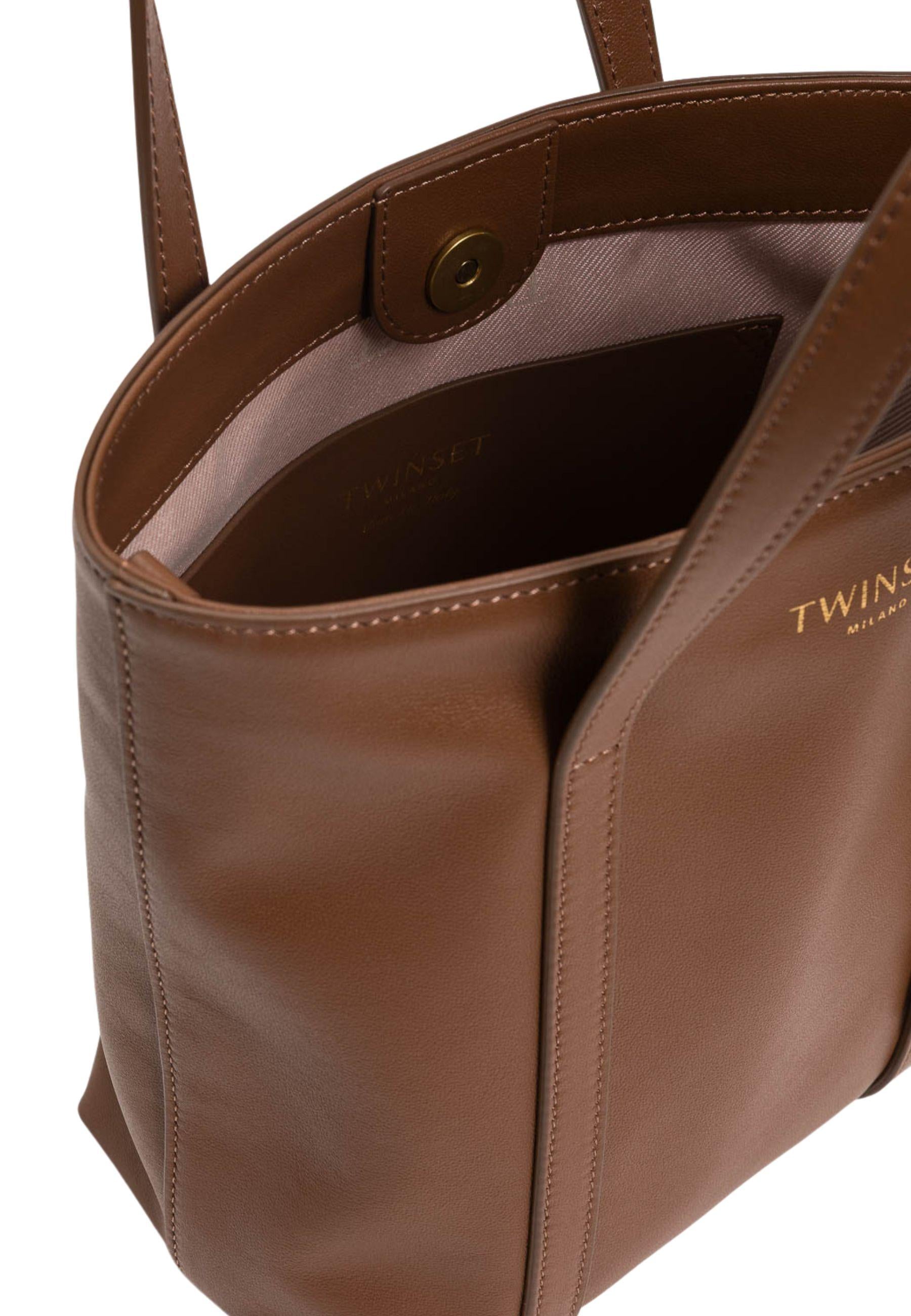 Borsa shopper in pelle con charm 