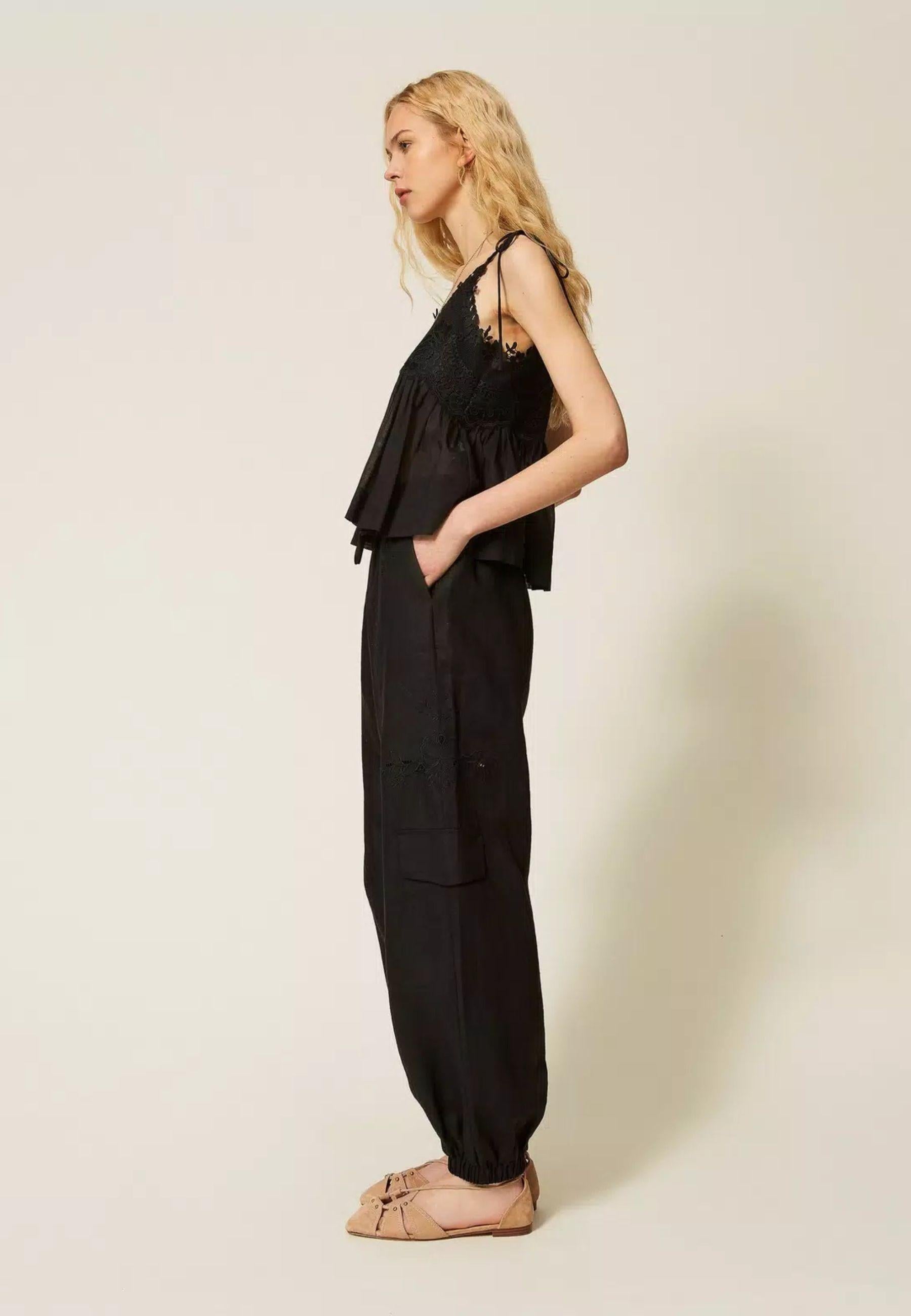 Pantaloni joggers in lino e sangallo 