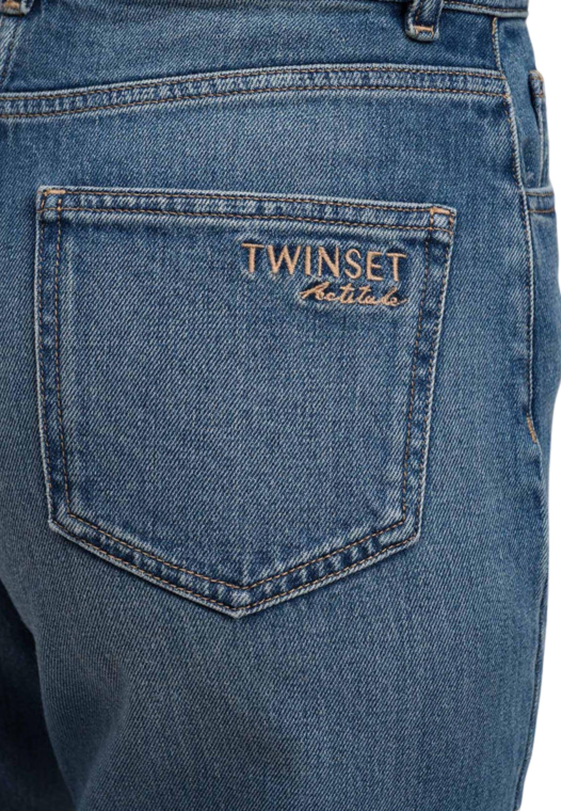 Jeans blu con ricamo del logo 