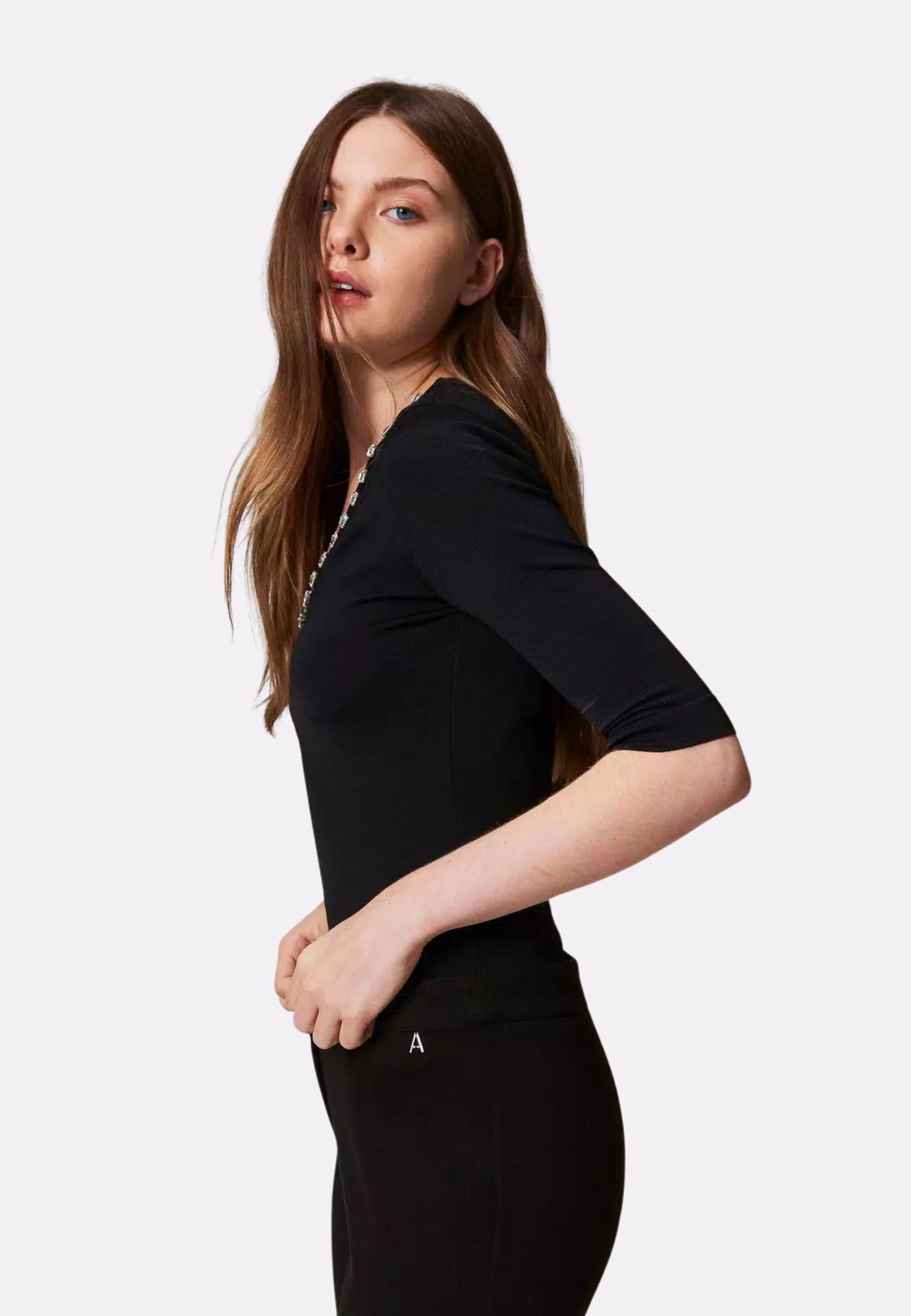 Maglia fitted con strass allo scollo - Actitude 