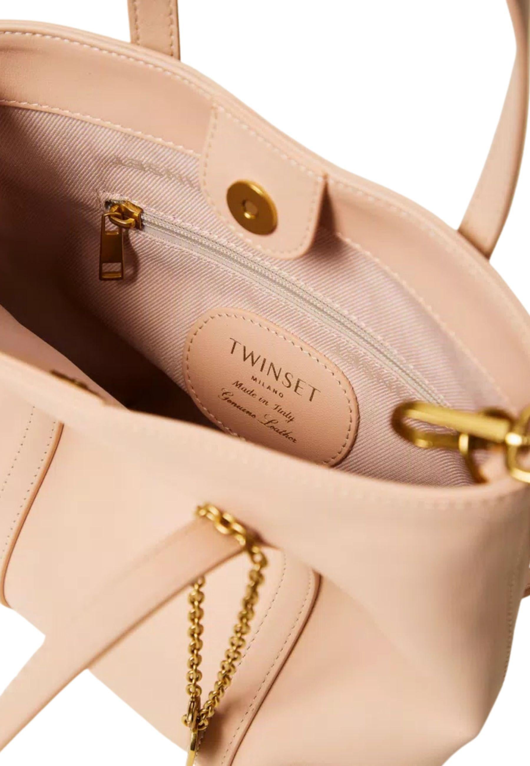 Borsa shopper in pelle con charm 