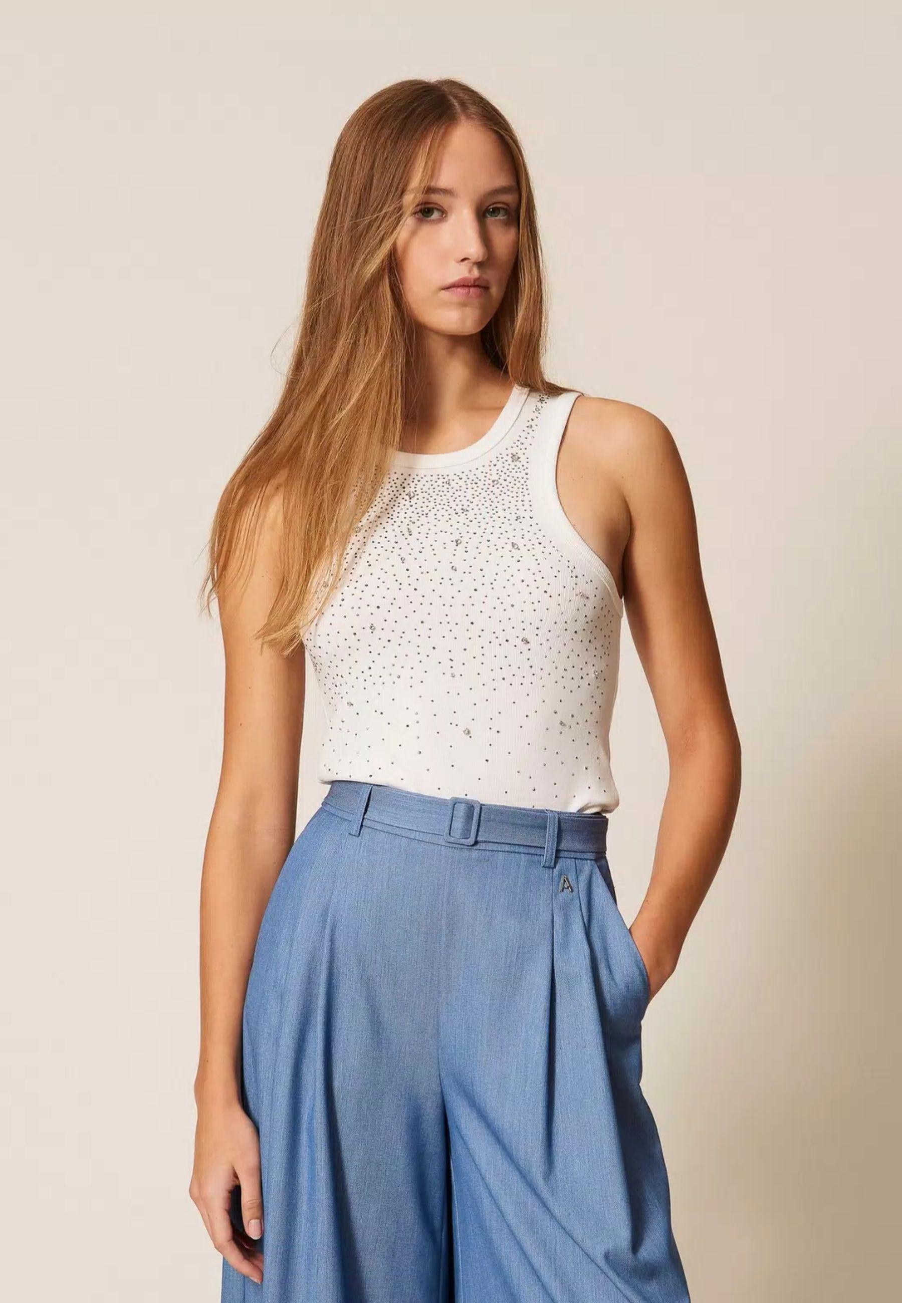 Top a costine con ricamo Actitude 