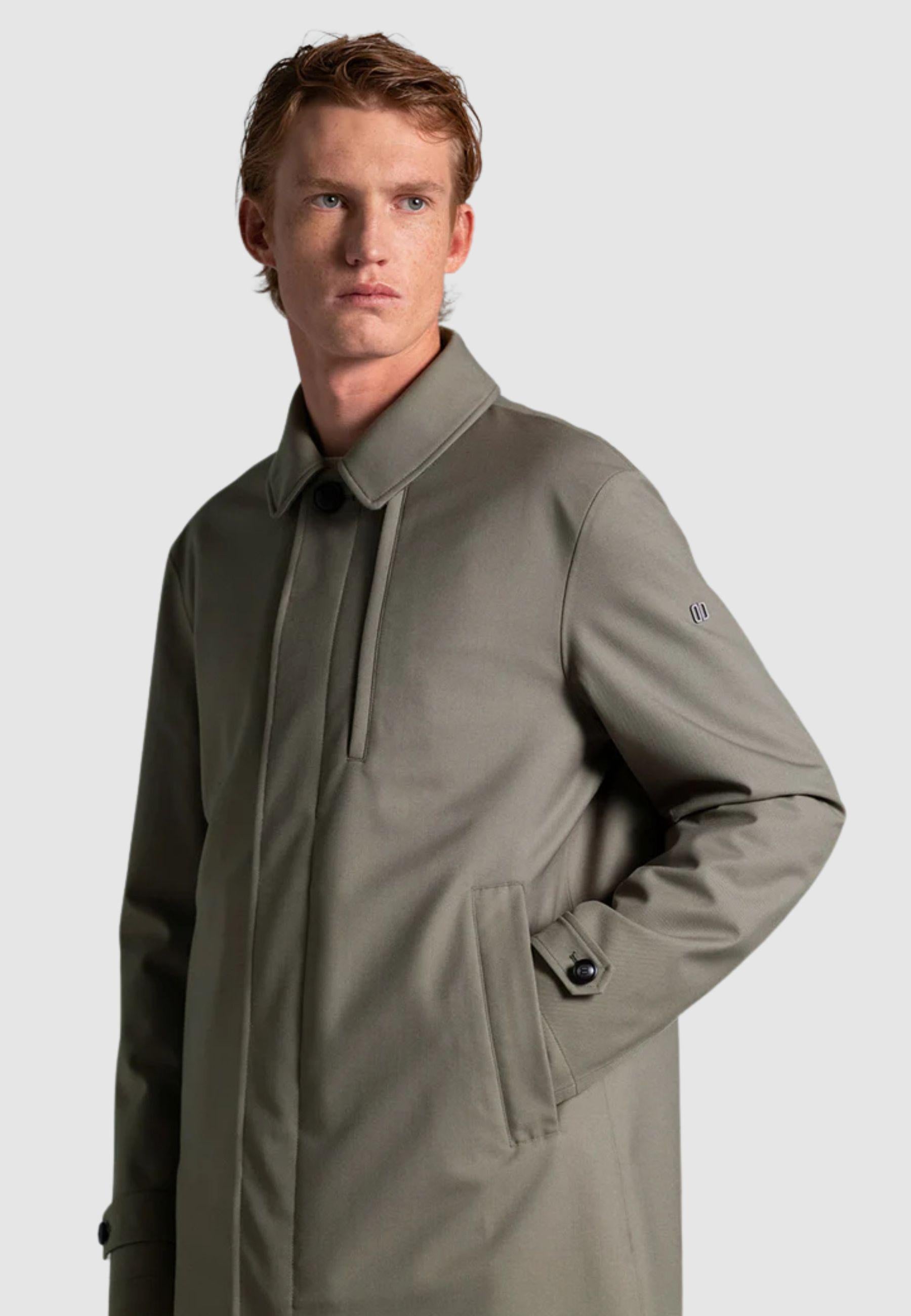 Cappotto realizzato in tessuto 3-Layer di lana tecnica 