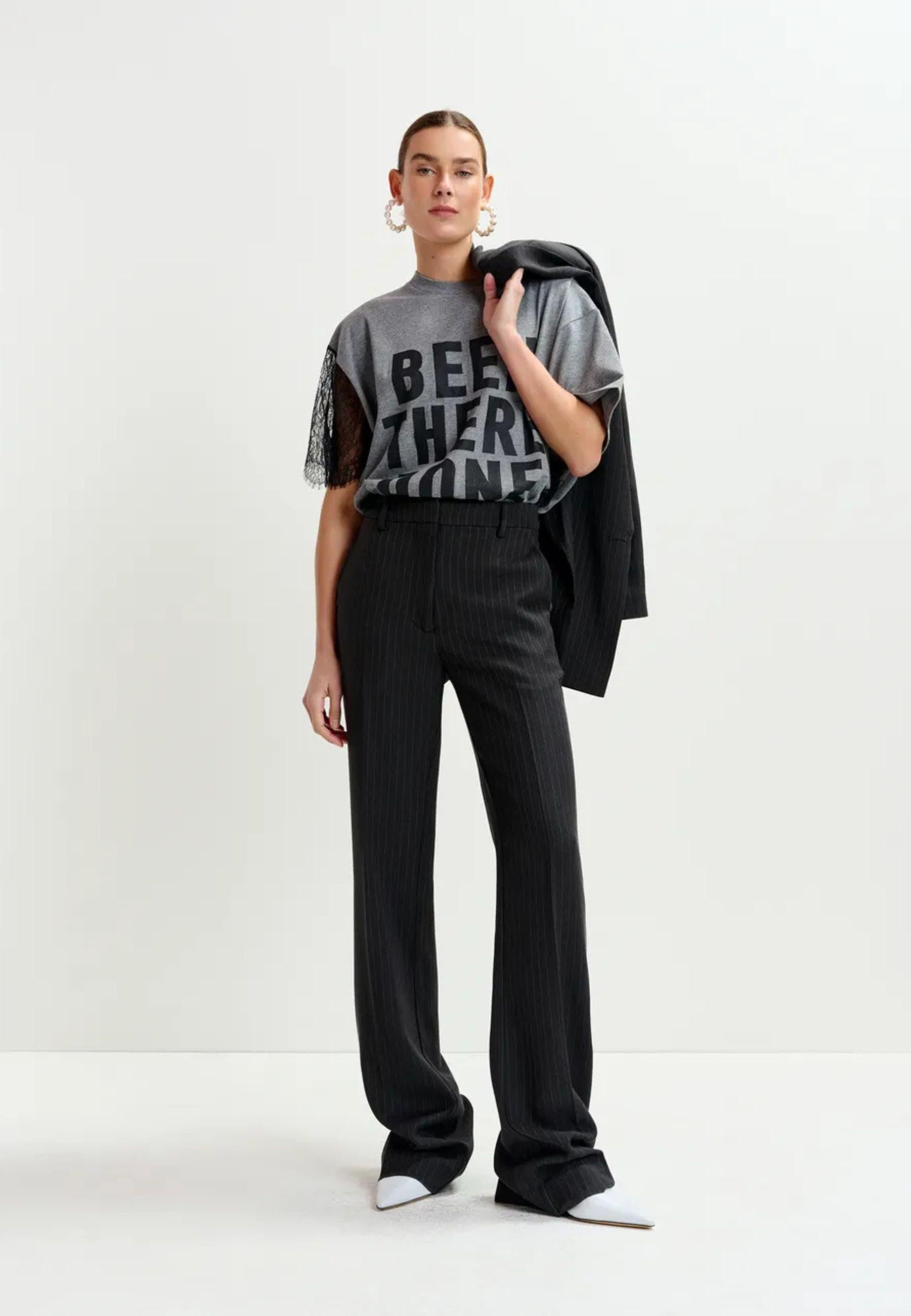 Pantaloni flare a vita alta con gessatura 
