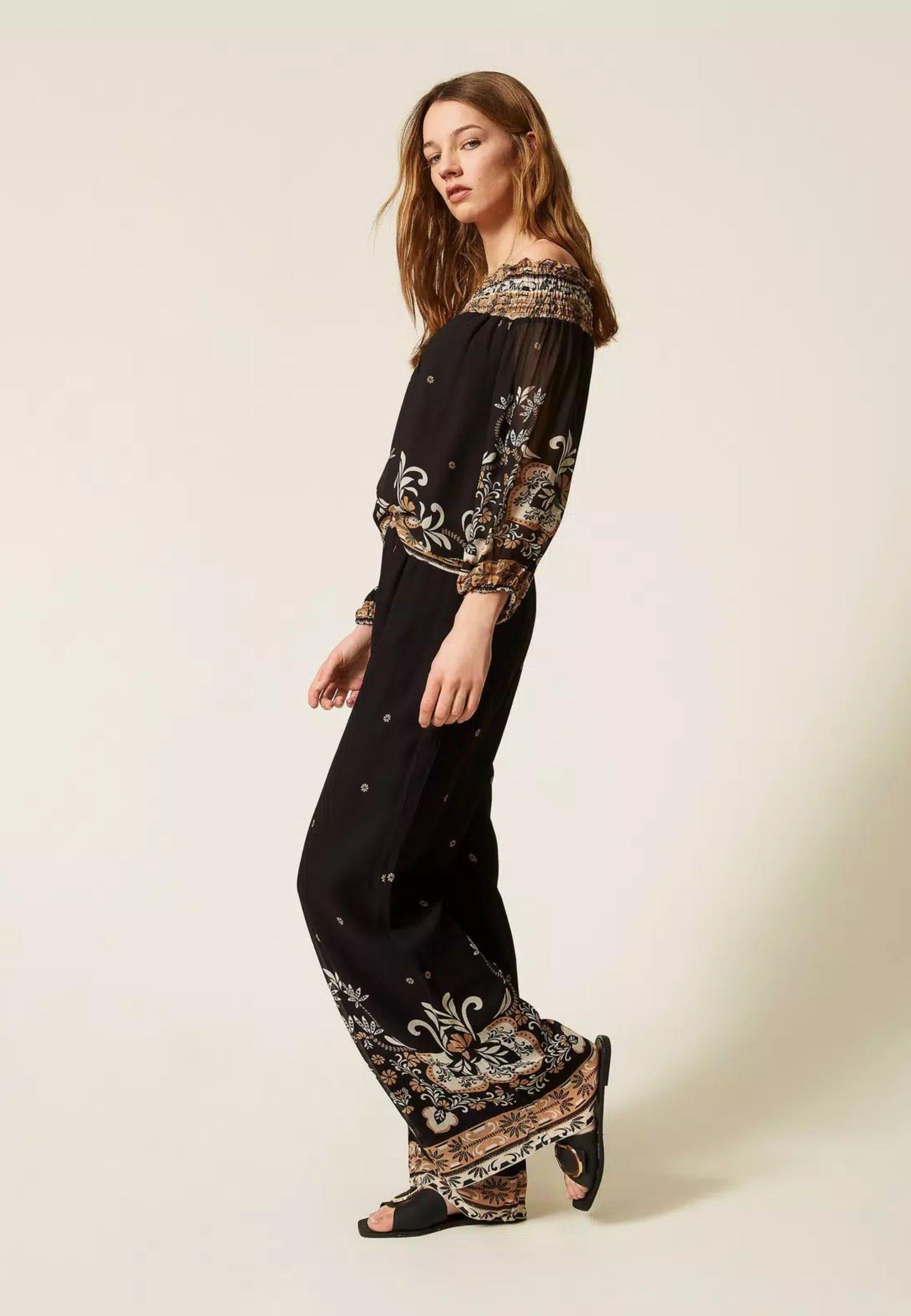 Pantaloni ampi in georgette stampata effetto foulard 
