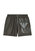 Badeshorts mit auffälligem Logo