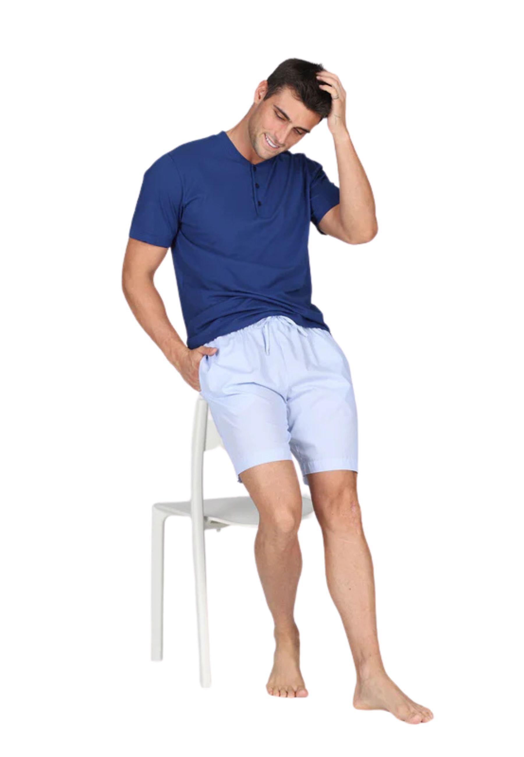 Pigiama corto serafino in popeline e jersey bluette, per un comfort contemporaneo 